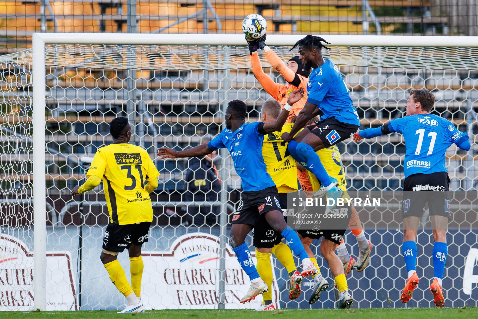 Mjällbys målvakt Noel Törnqvist boxar bort bollen