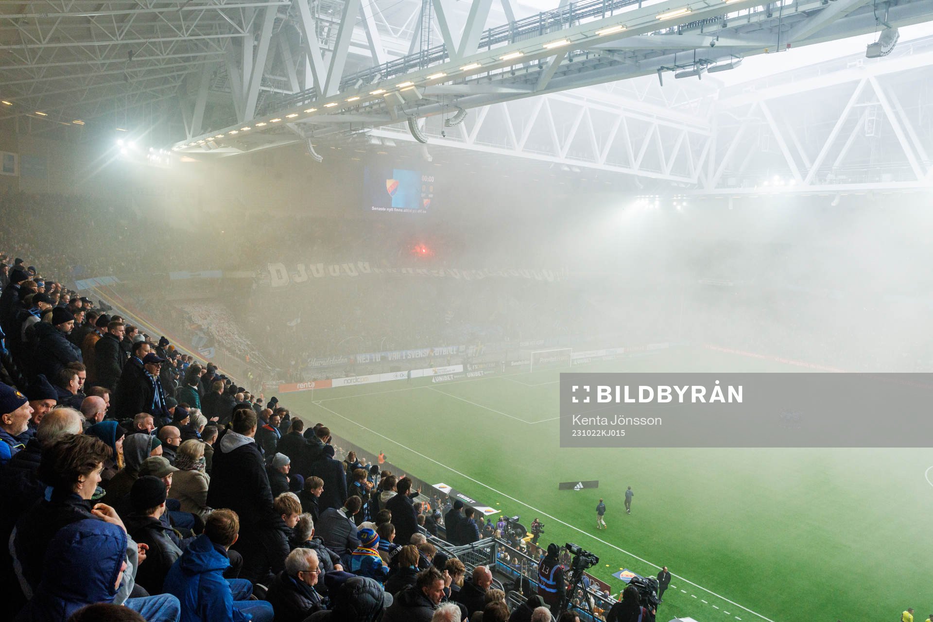 Rök på arenan innan fotbollsmatchen i Allsvenskan mellan