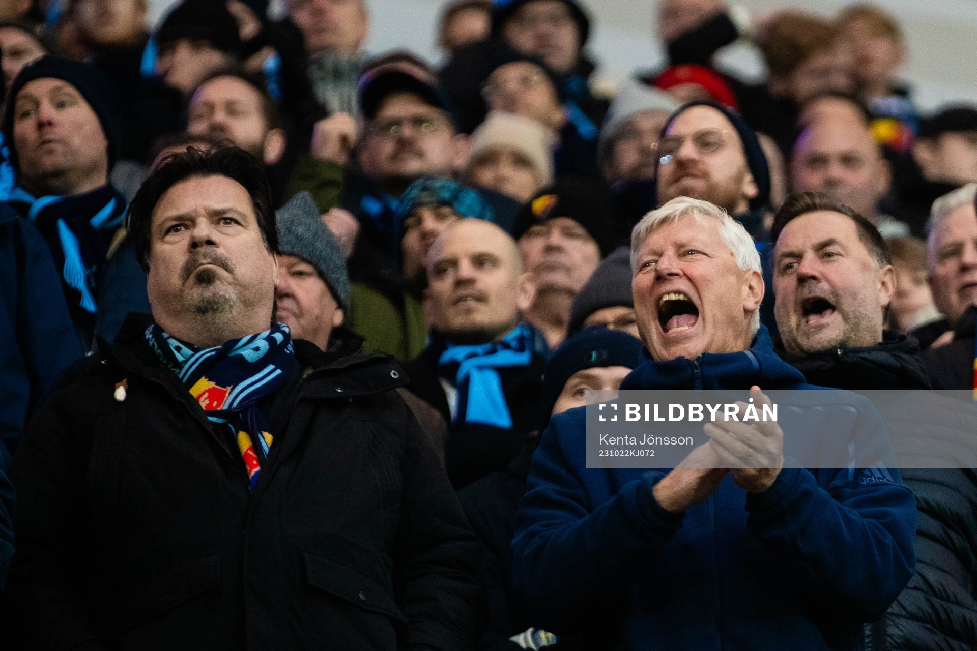 Lars Ohly reagerar bland supportrar