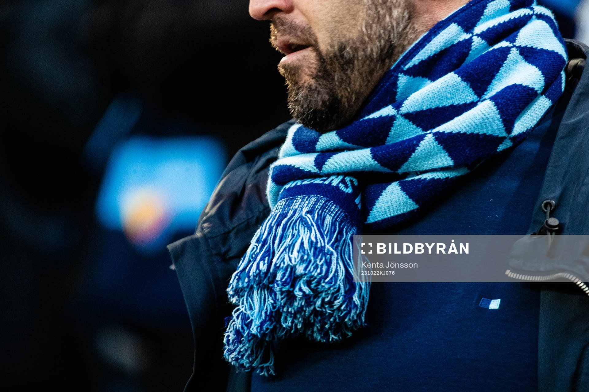 Djurgårdens supportrar med halsduk