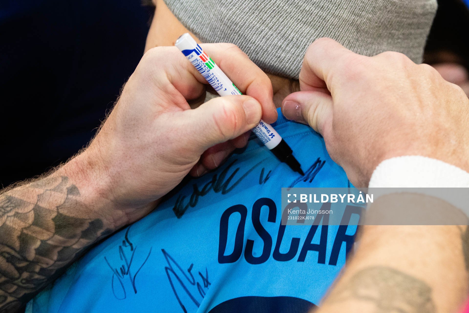 Djurgårdens Magnus Eriksson skriver autograf med supportrar