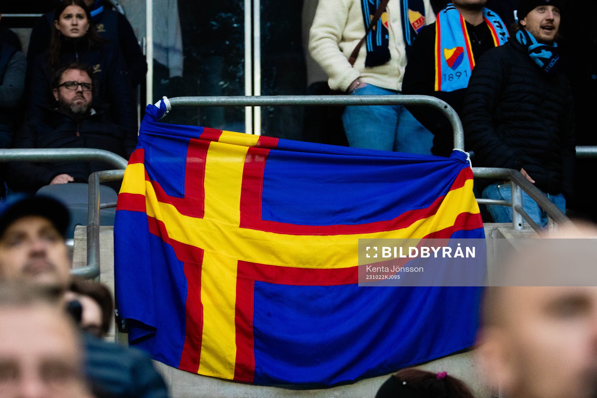 Djurgårdens supportrar med en flagga