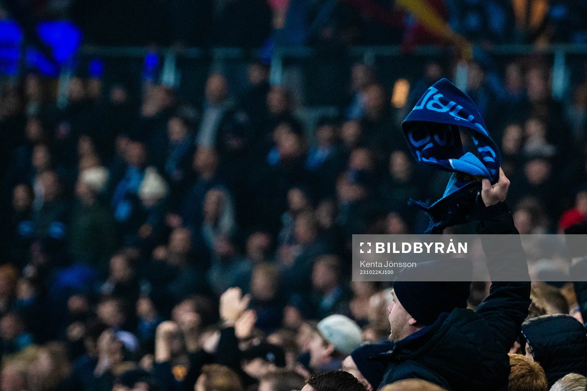 Djurgårdens supportrar med en halsduk