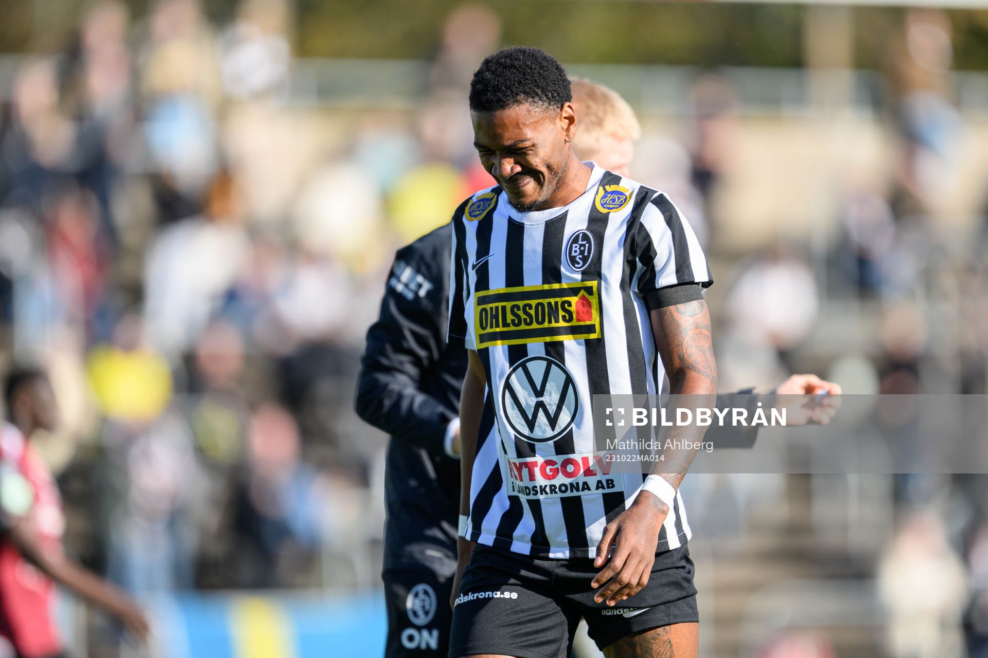 Landskronas Samuel Kotto deppar och lämnar planen