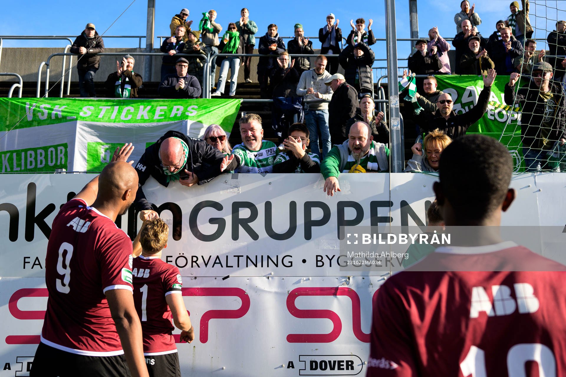 Västerås SKs spelare jublar efter fotbollsmatchen i Superettan mellan Landskrona och Västerås SK den 22 oktober 2023 i Landskrona. 