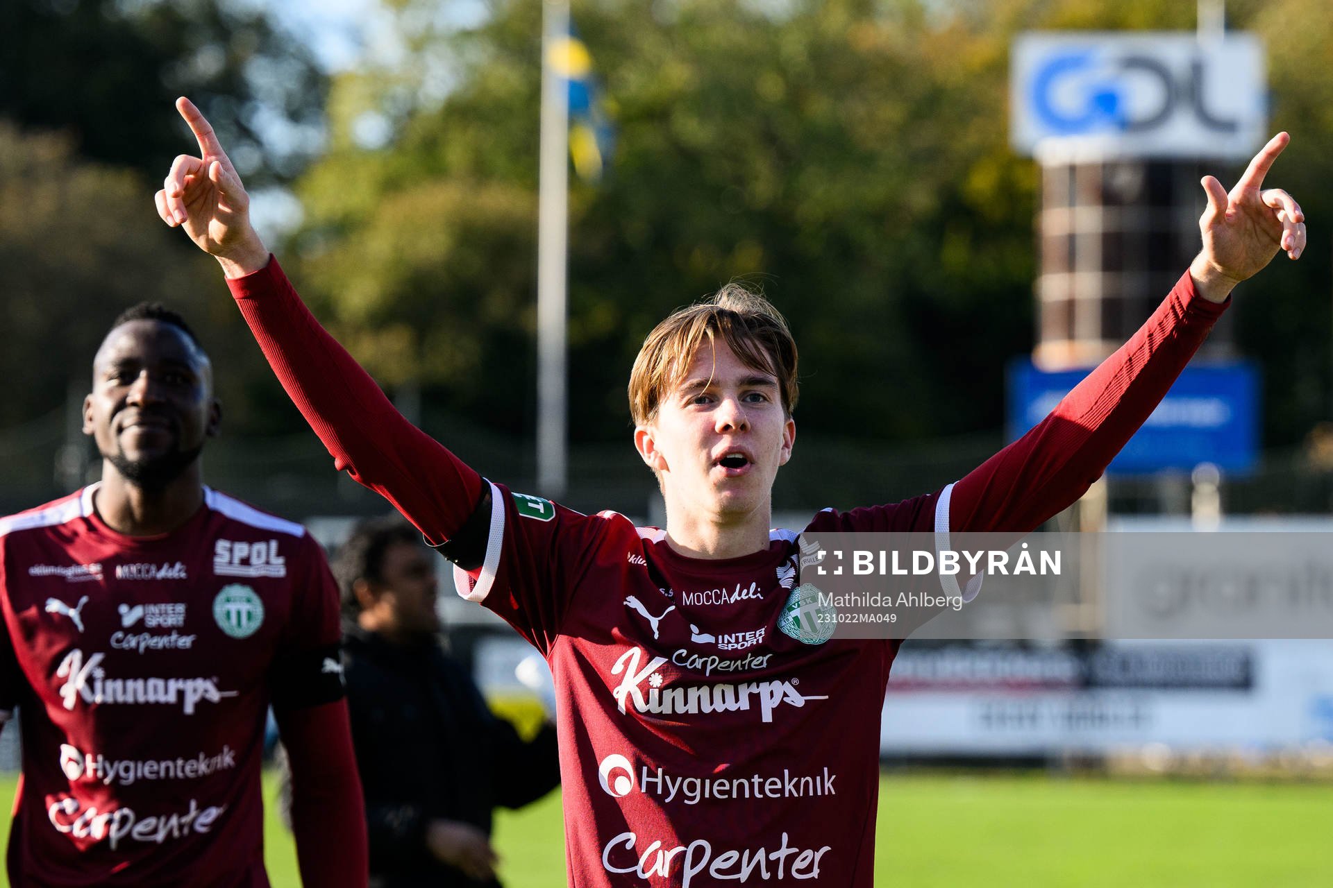 Västerås SKs Max Larsson jublar efter fotbollsmatchen i Superettan mellan Landskrona och Västerås SK den 22 oktober 2023 i Landskrona.