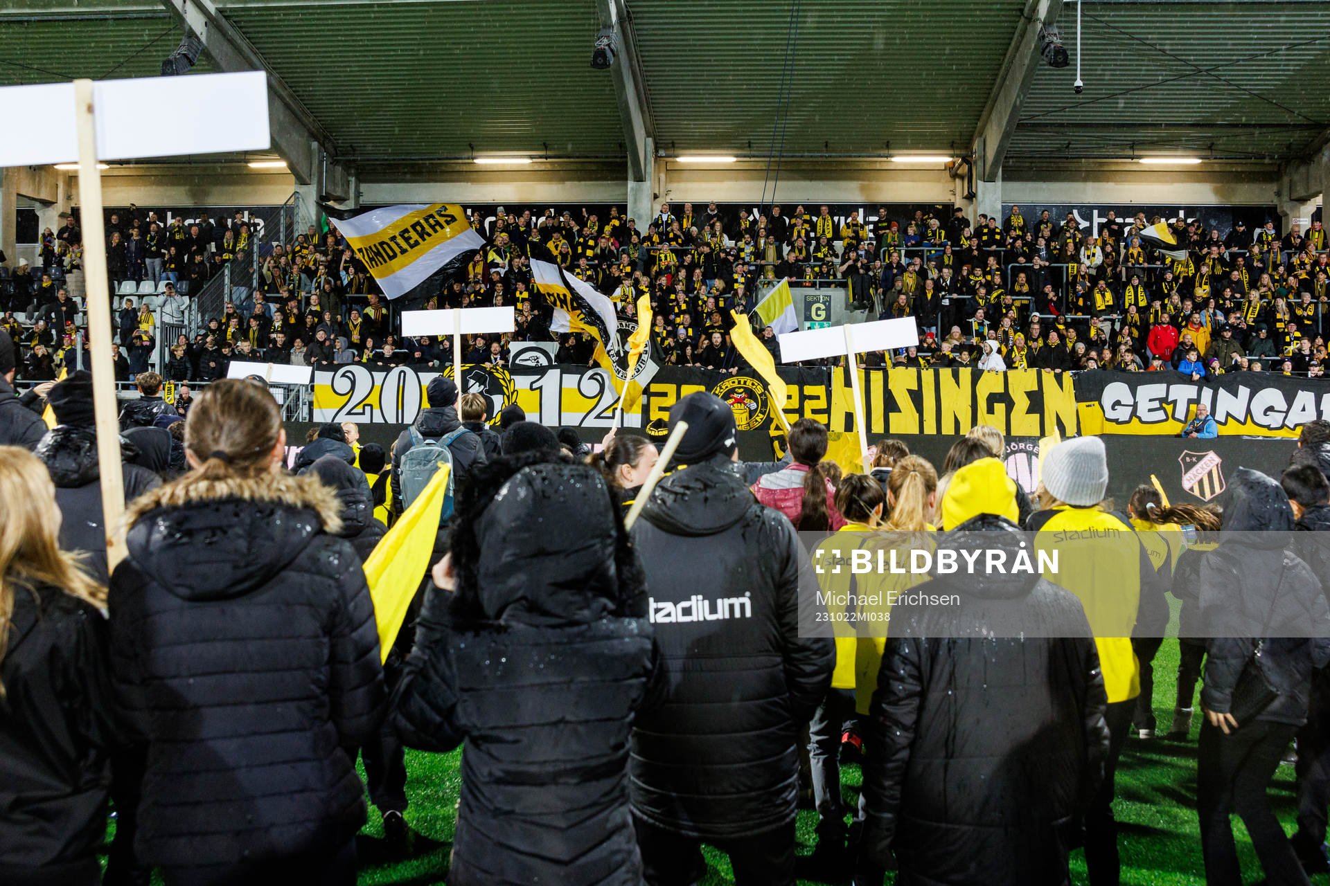 Häckens ungdomslag tackas av i halvtid