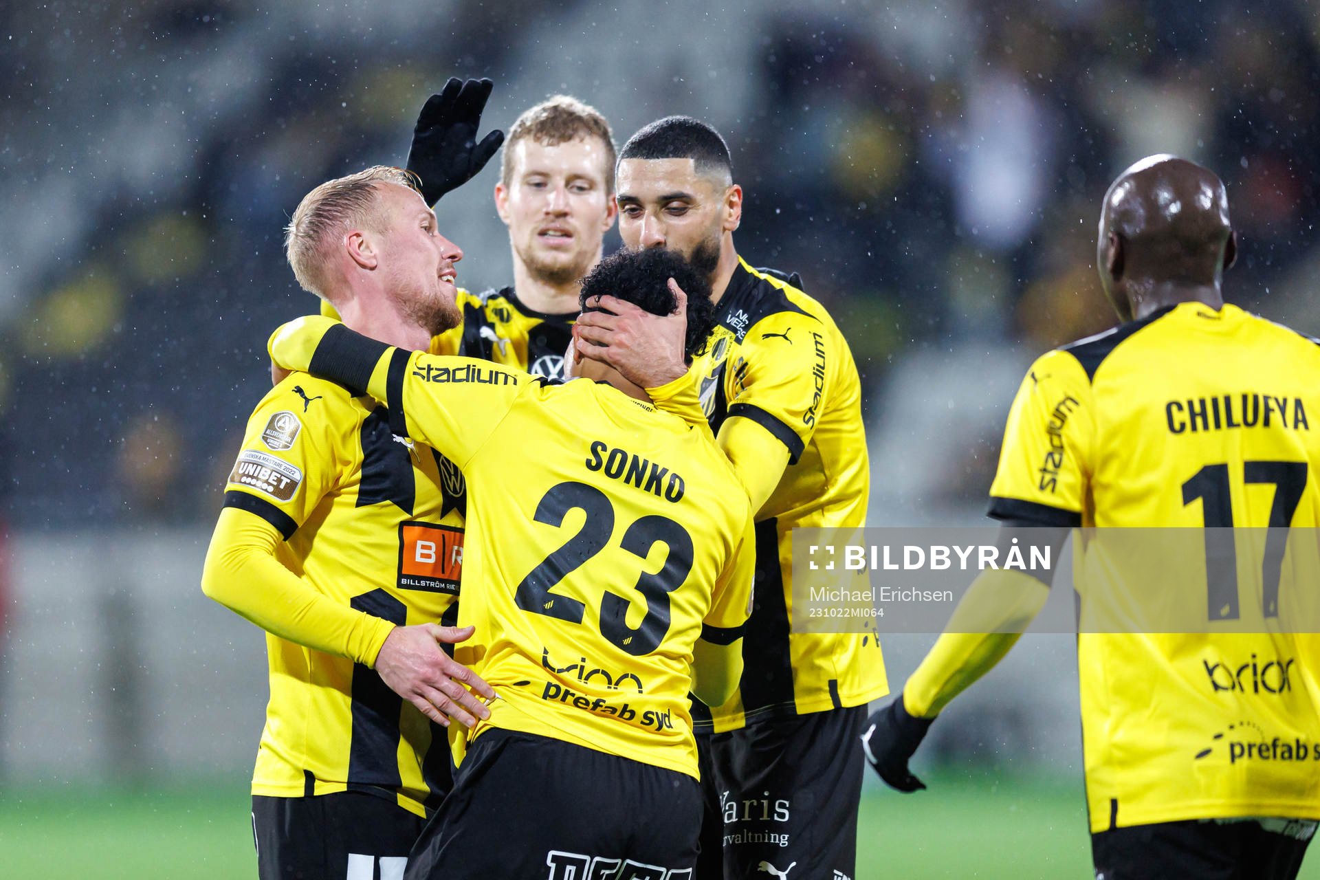 Momodou Lamin Sonko Häckens jublar