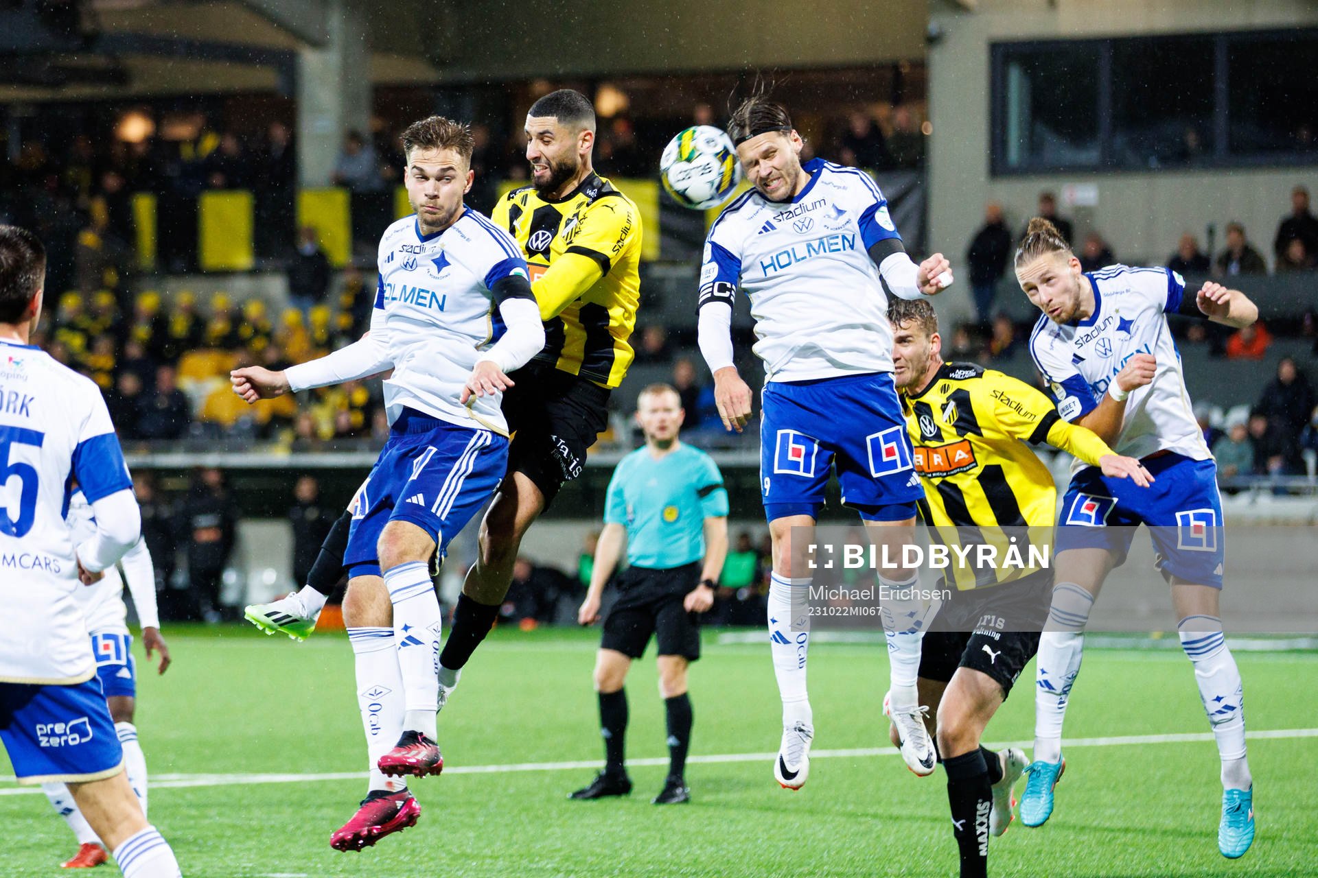 Häckens Aiham Ousou och IFK Norrköpings Arnor Traustason