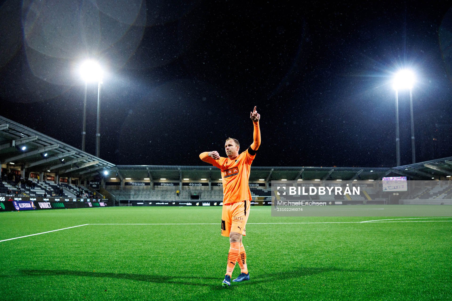 Häckens målvakt Peter Abrahamsson jublar efter fotbollsmatchen i Allsvenskan mellan Häcken och IFK Norrköping den 22 oktober 2023 i Göteborg.