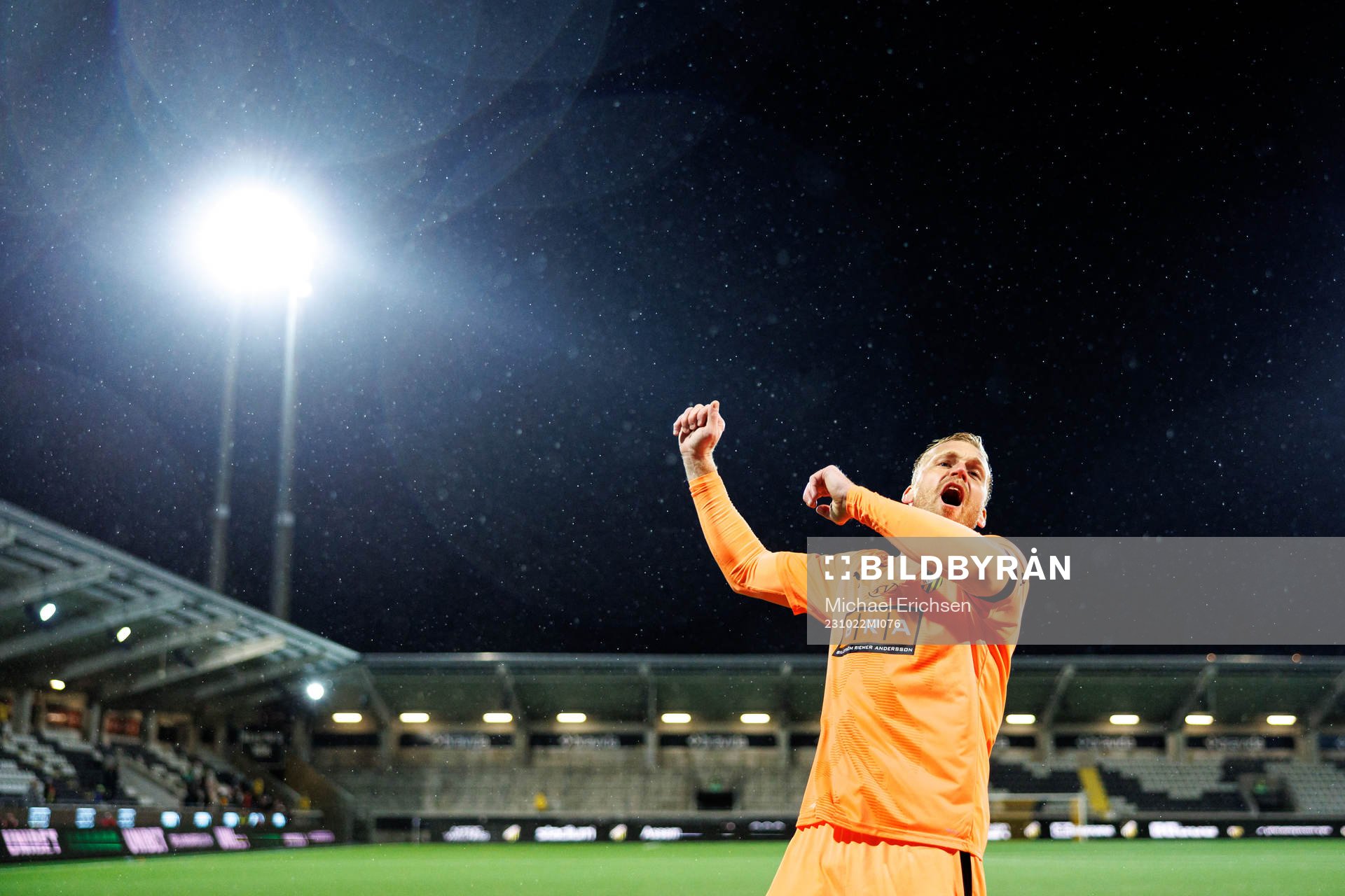 Häckens målvakt Peter Abrahamsson jublar efter fotbollsmatchen i Allsvenskan mellan Häcken och IFK Norrköping den 22 oktober 2023 i Göteborg.