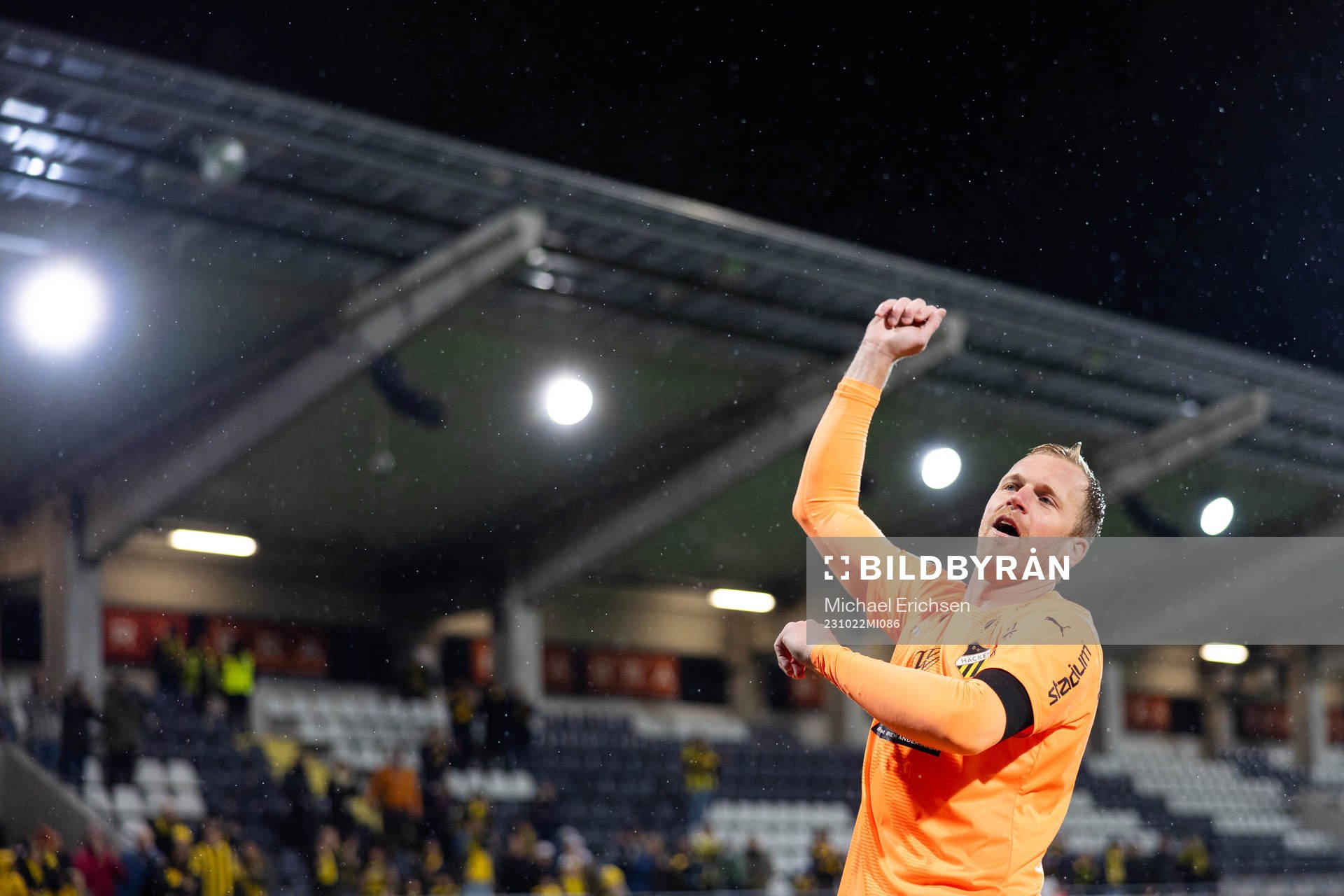 Häckens målvakt Peter Abrahamsson jublar efter fotbollsmatchen i Allsvenskan mellan Häcken och IFK Norrköping den 22 oktober 2023 i Göteborg.