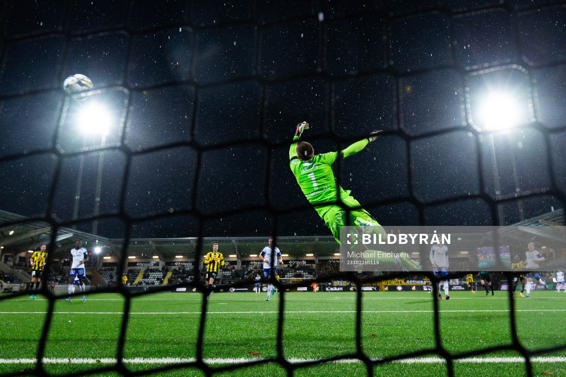 Häckens Edward Chilufya skjuter 2-1 i mål bakom IFK