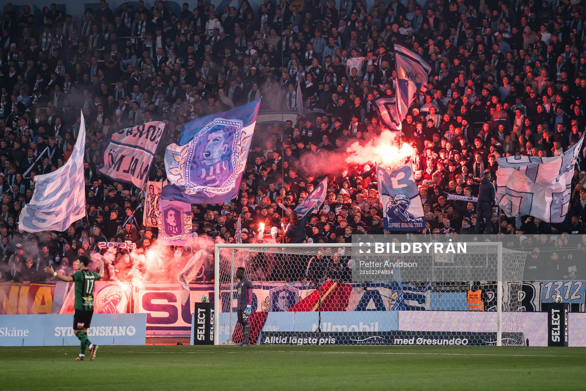 Malmö FFs supportrar med bengaler