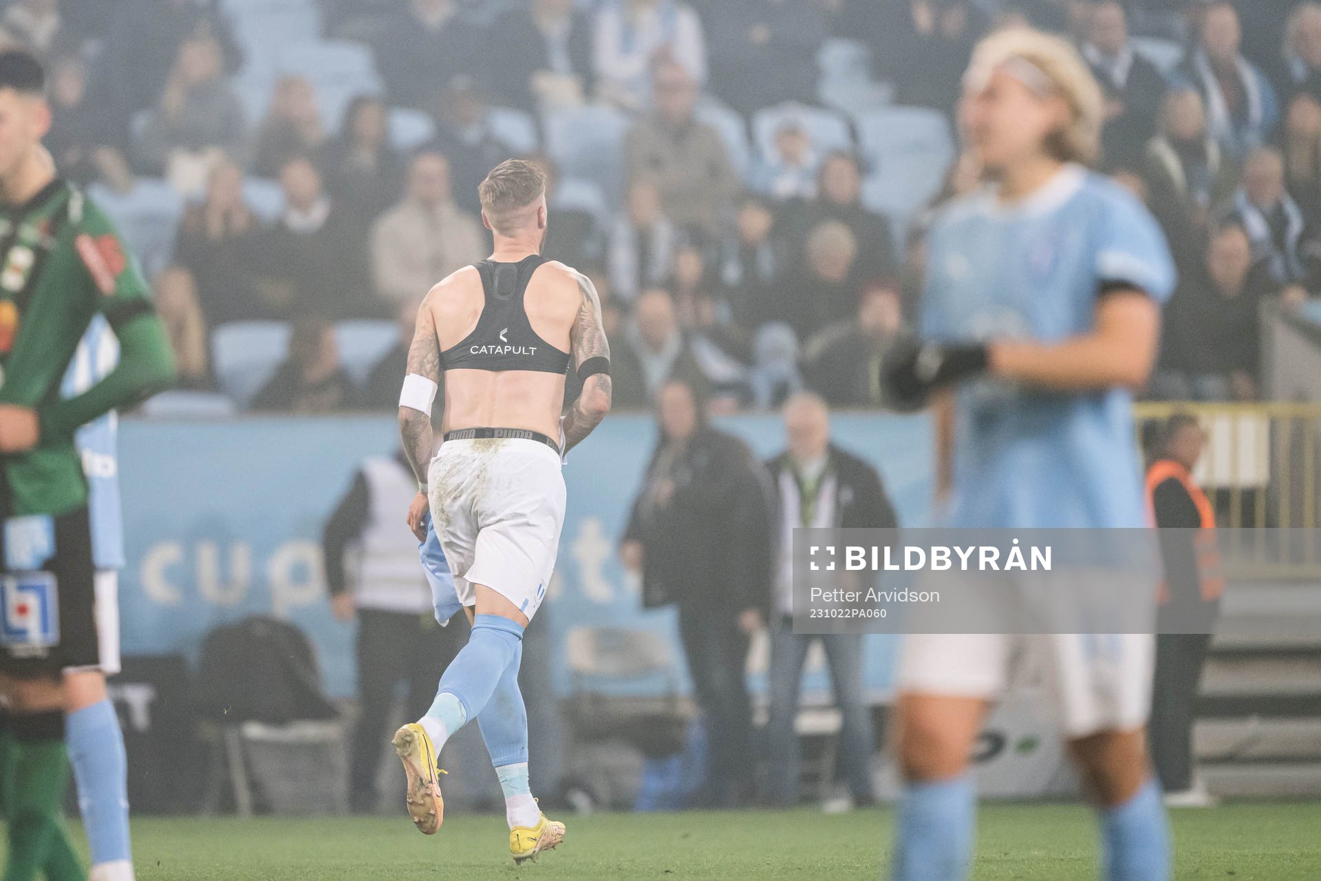 Malmö FFs Pontus Jansson byter tröja under fotbollsmatchen i Allsvenskan mellan Malmö FF och Varberg den 22 oktober 2023 i Malmö. 