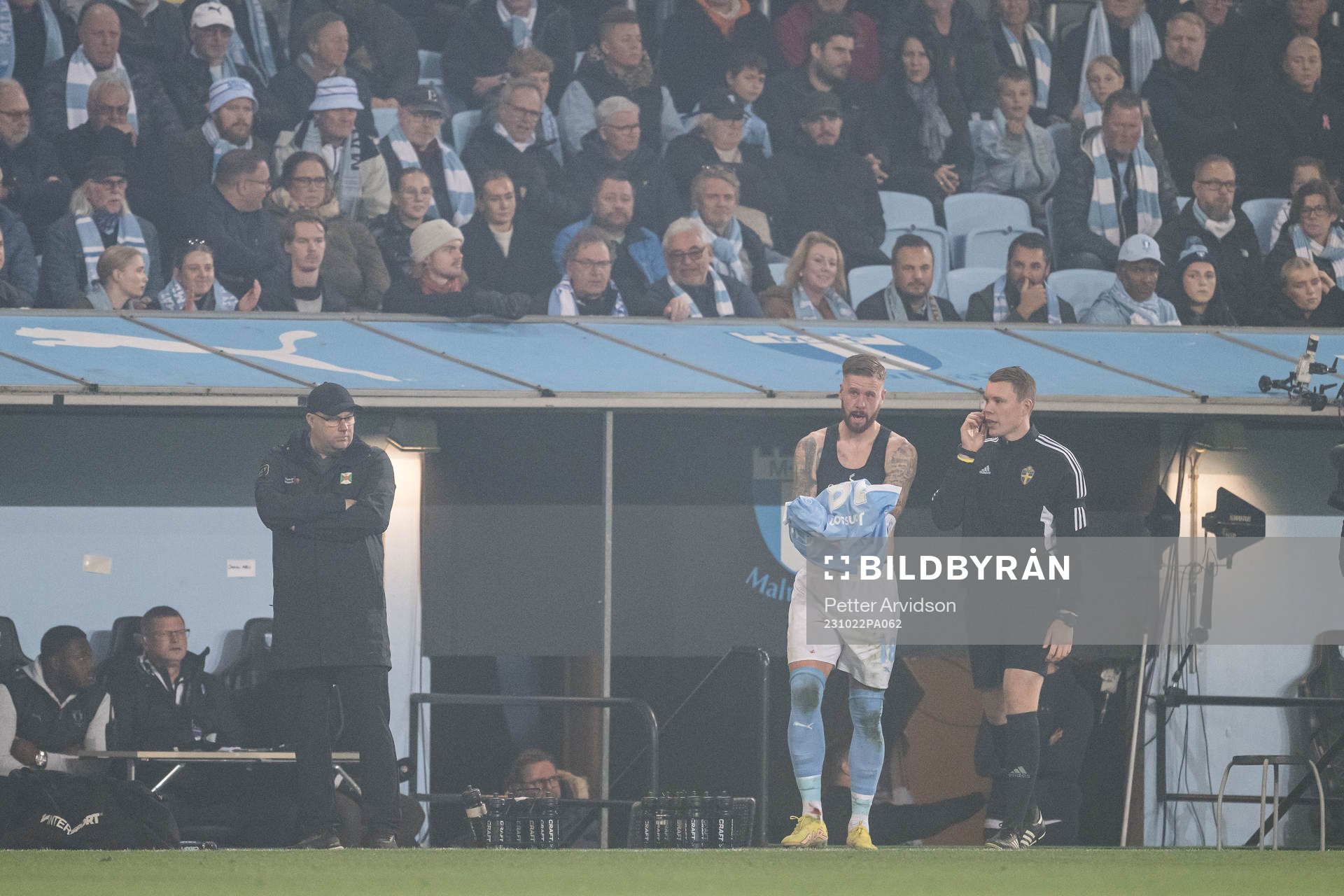Malmö FFs Pontus Jansson byter tröja under fotbollsmatchen i Allsvenskan mellan Malmö FF och Varberg den 22 oktober 2023 i Malmö. 
