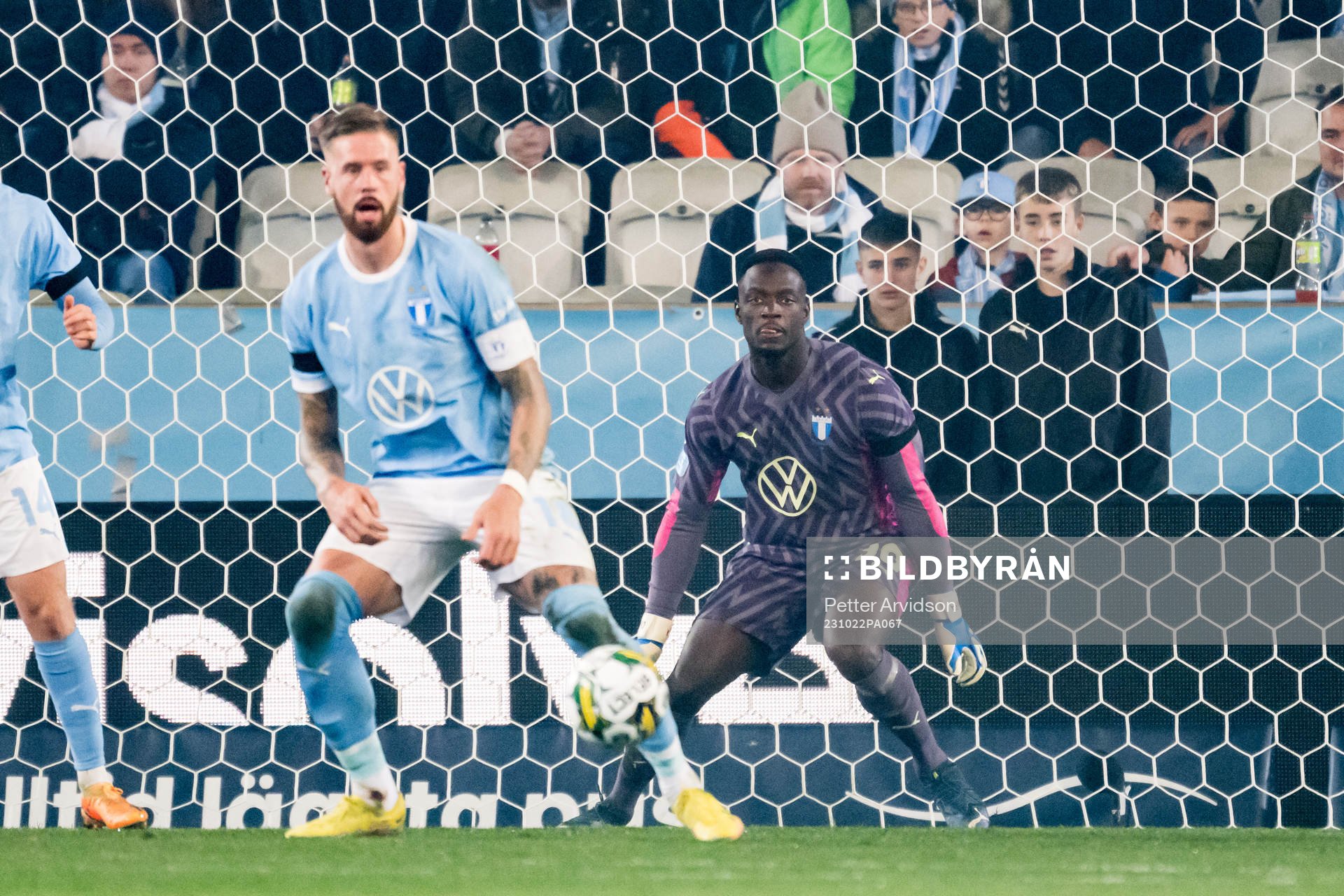 Malmö FFs Pontus Jansson och målvakt Ismael Diawara