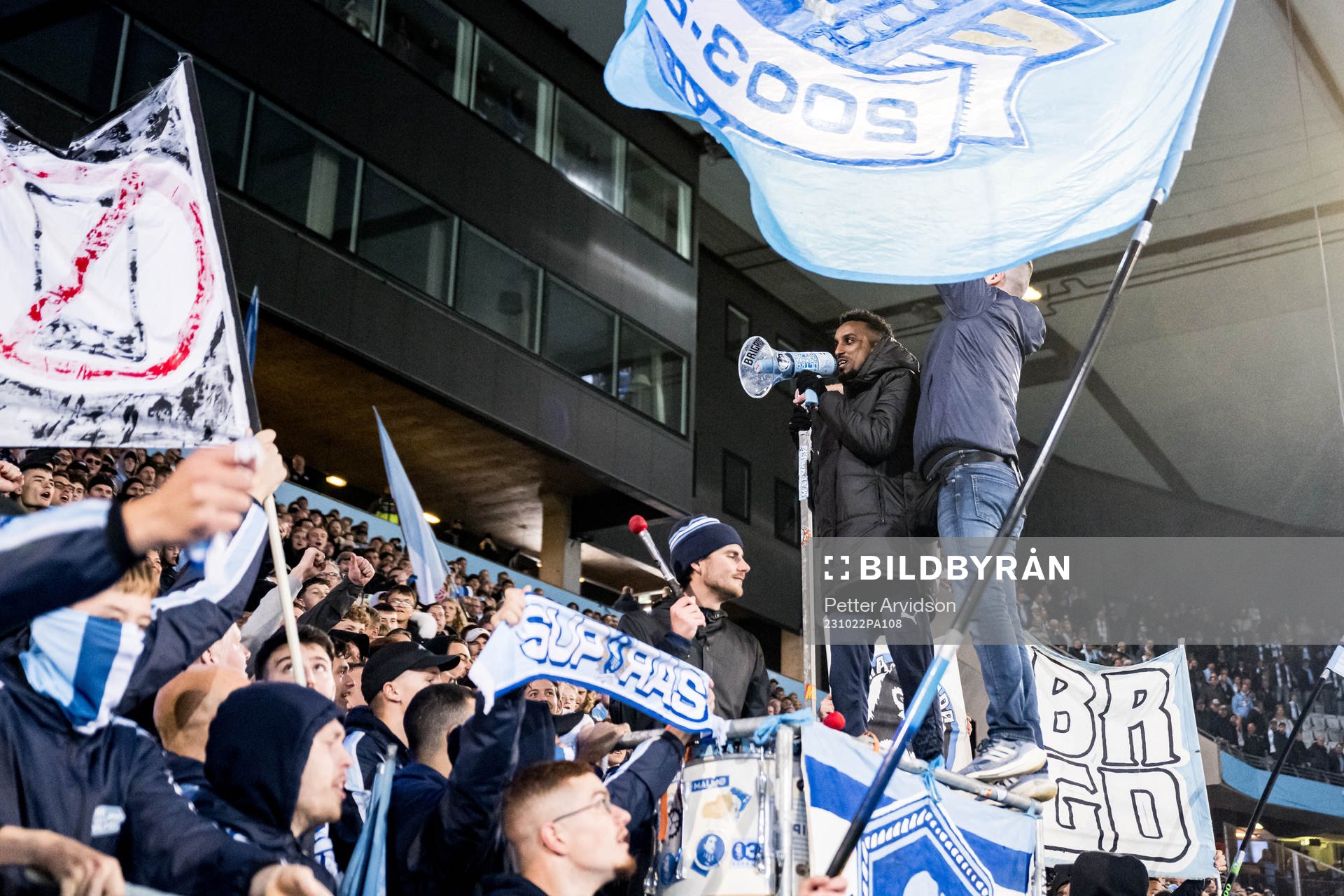 Malmö FFs Taha Ali jublar med supportrarna