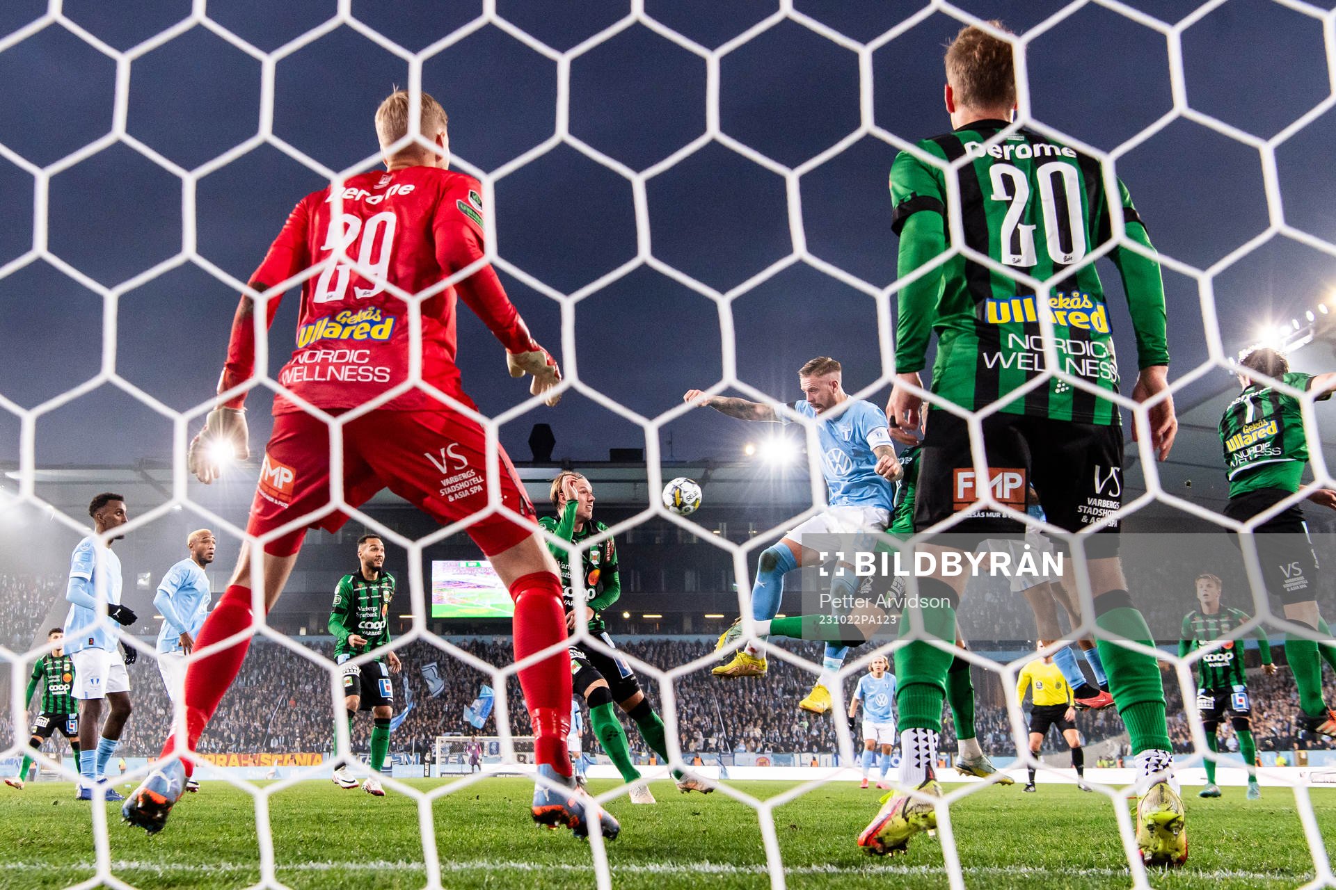 Malmö FFs Pontus Jansson mot Varbergs Fredrik Andersson