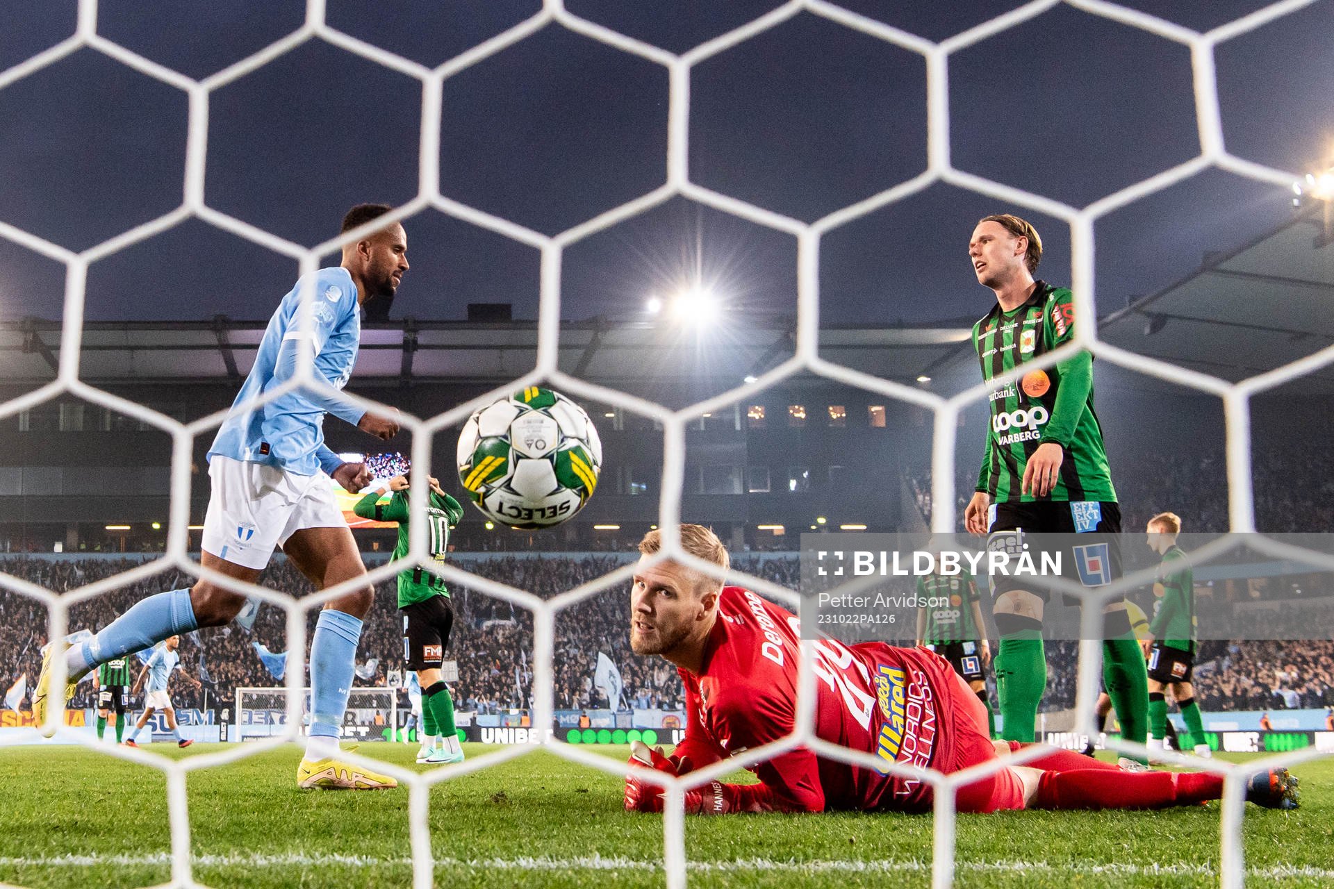 Malmö FFs Isaac Kiese Thelin jublar och Varbergs Fredrik