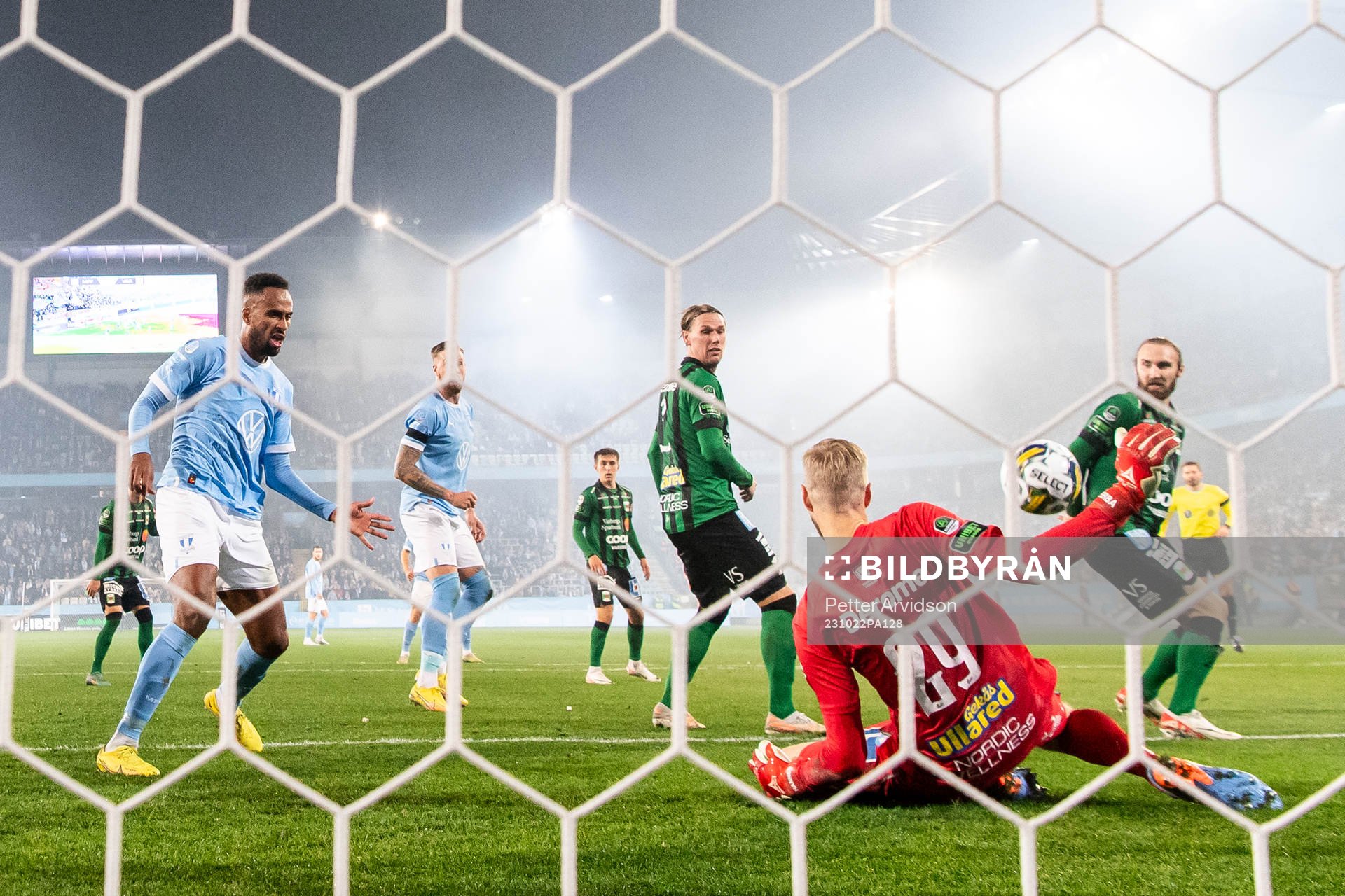 Varbergs Fredrik Andersson räddar mot Malmö FFs Isaac