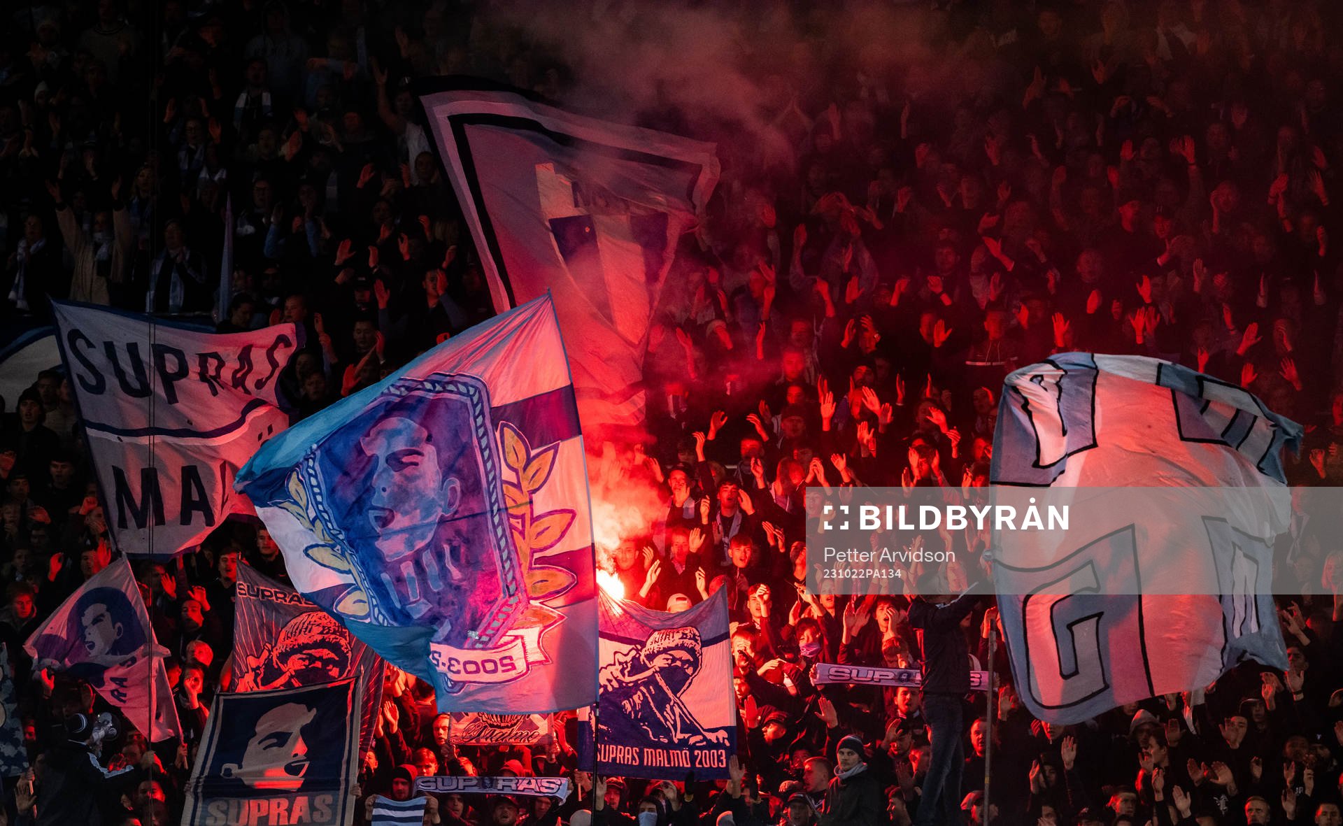 Malmö FFs supportrar med bengaler
