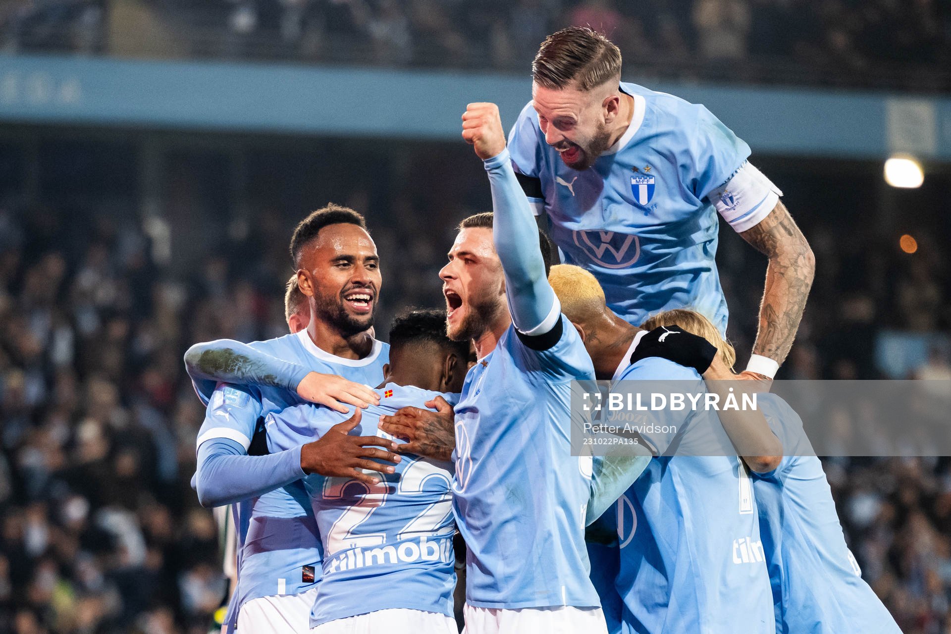 Malmö FFs Isaac Kiese Thelin, Gabriel Busanello och Pontus Jansson jublar efter 2-0 målet genom Taha Ali under fotbollsmatchen i Allsvenskan mellan Malmö FF och Varberg den 22 oktober 2023 i Malmö.