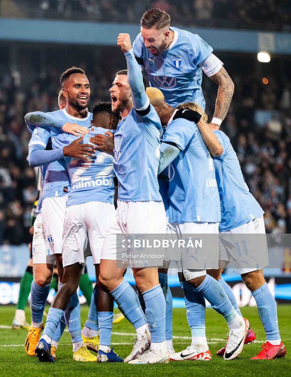 Malmö FFs Isaac Kiese Thelin, Gabriel Busanello och Pontus Jansson jublar efter 2-0 målet genom Taha Ali under fotbollsmatchen i Allsvenskan mellan Malmö FF och Varberg den 22 oktober 2023 i Malmö.