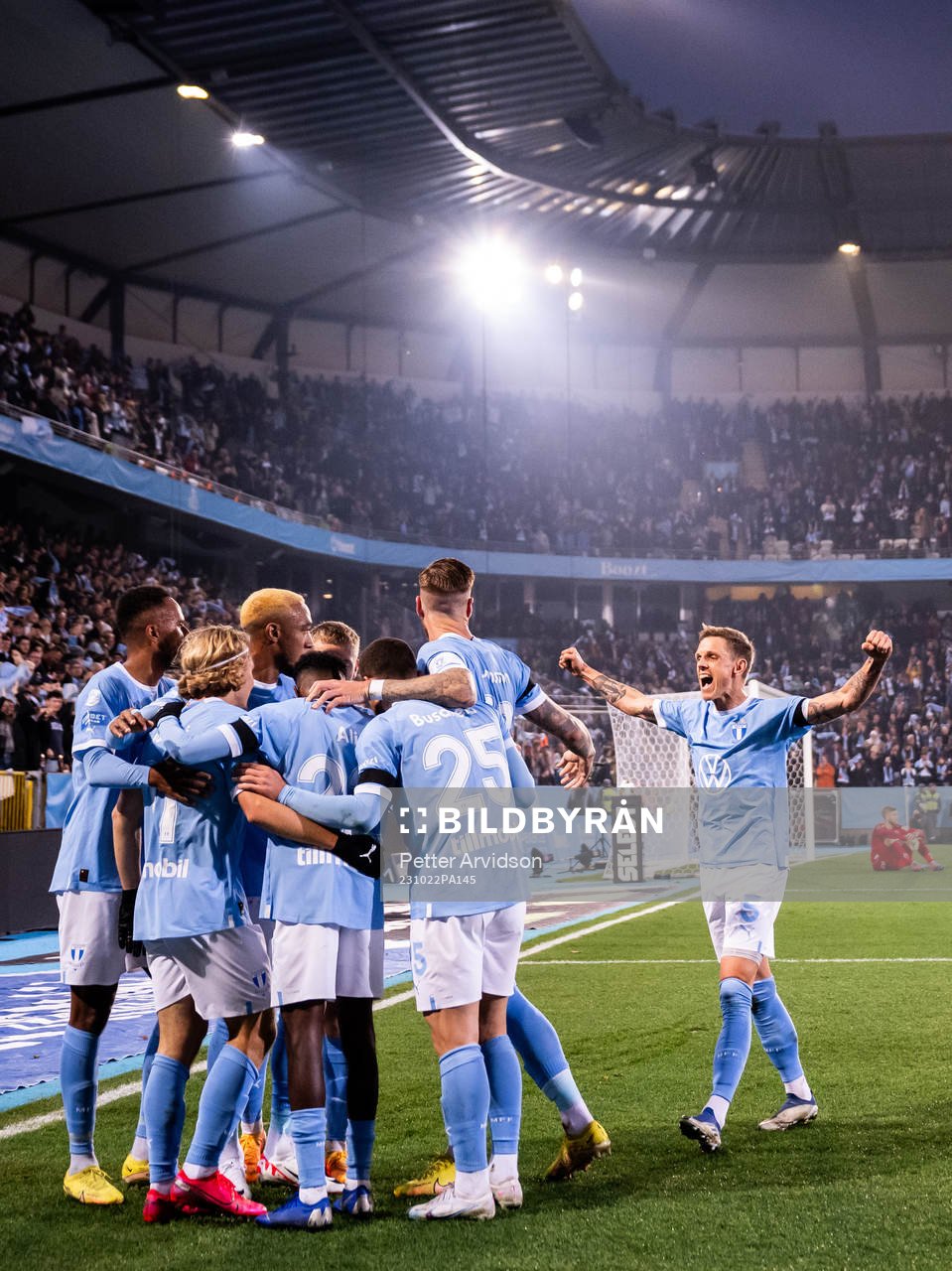 Malmö FFs Sebastian Nanasi jublar med lagkamrater