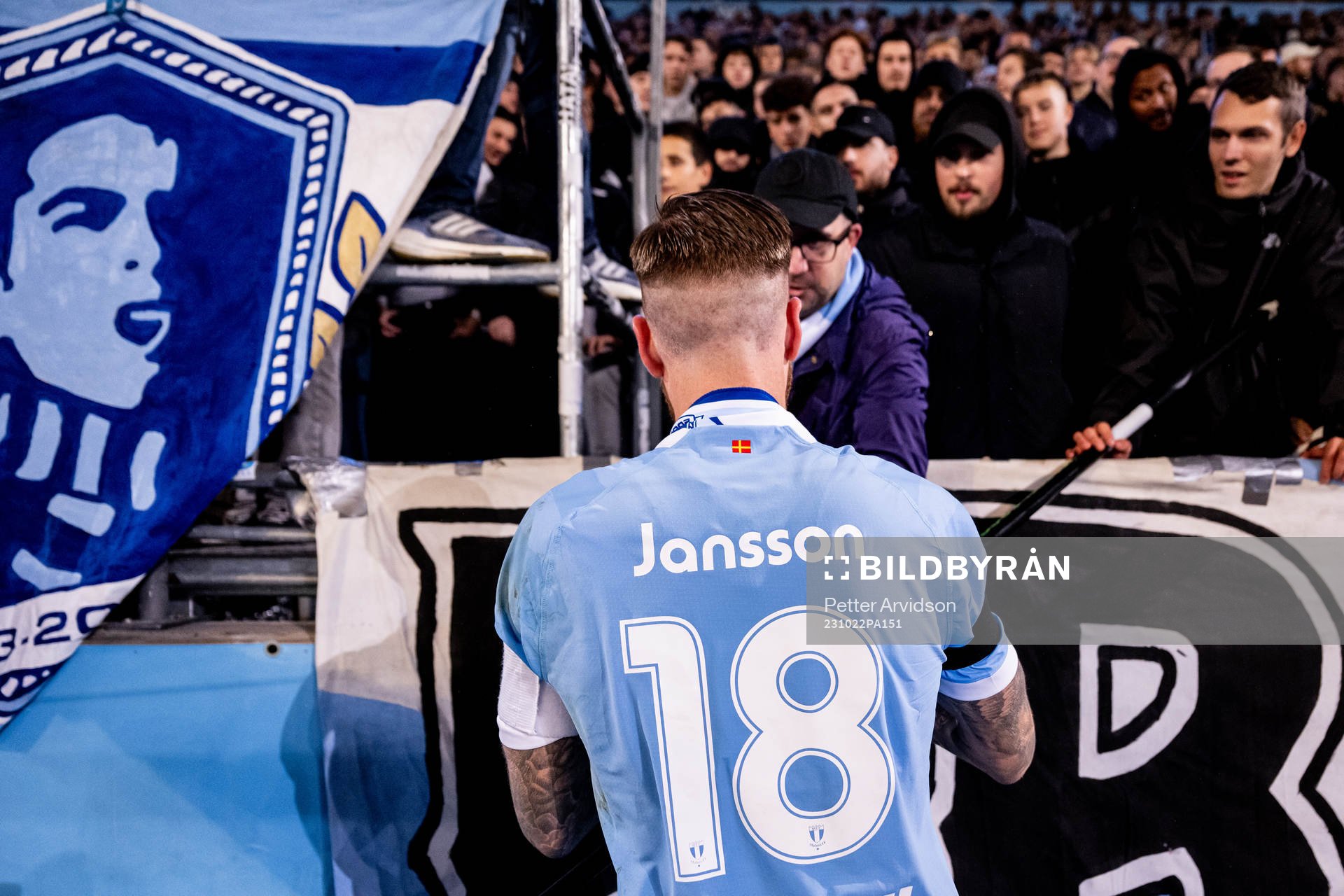 Malmö FFs Pontus Jansson vid supportrarna