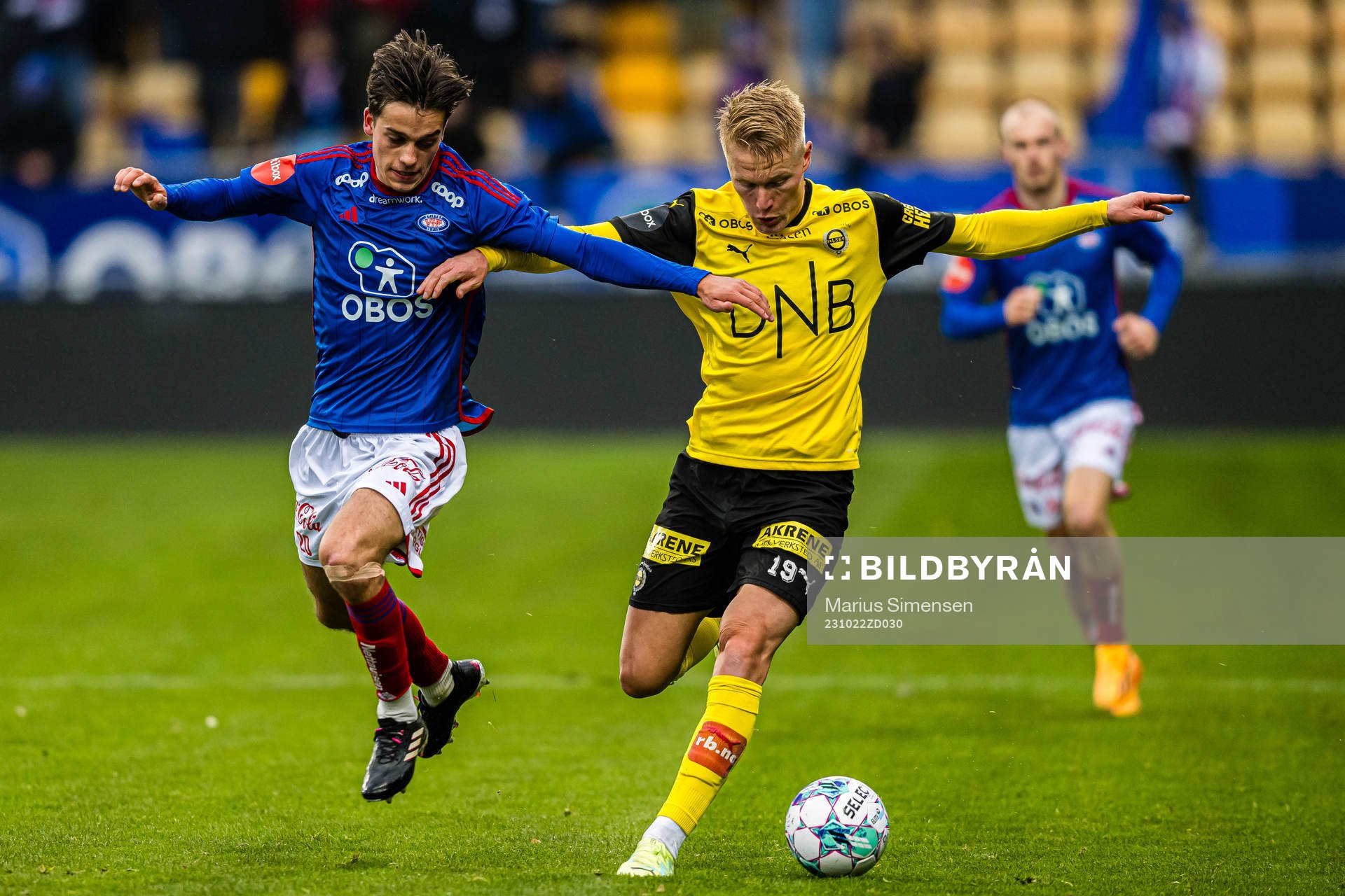 Magnus Riisnæs of Vålerenga and Kristoffer Tønnessen of