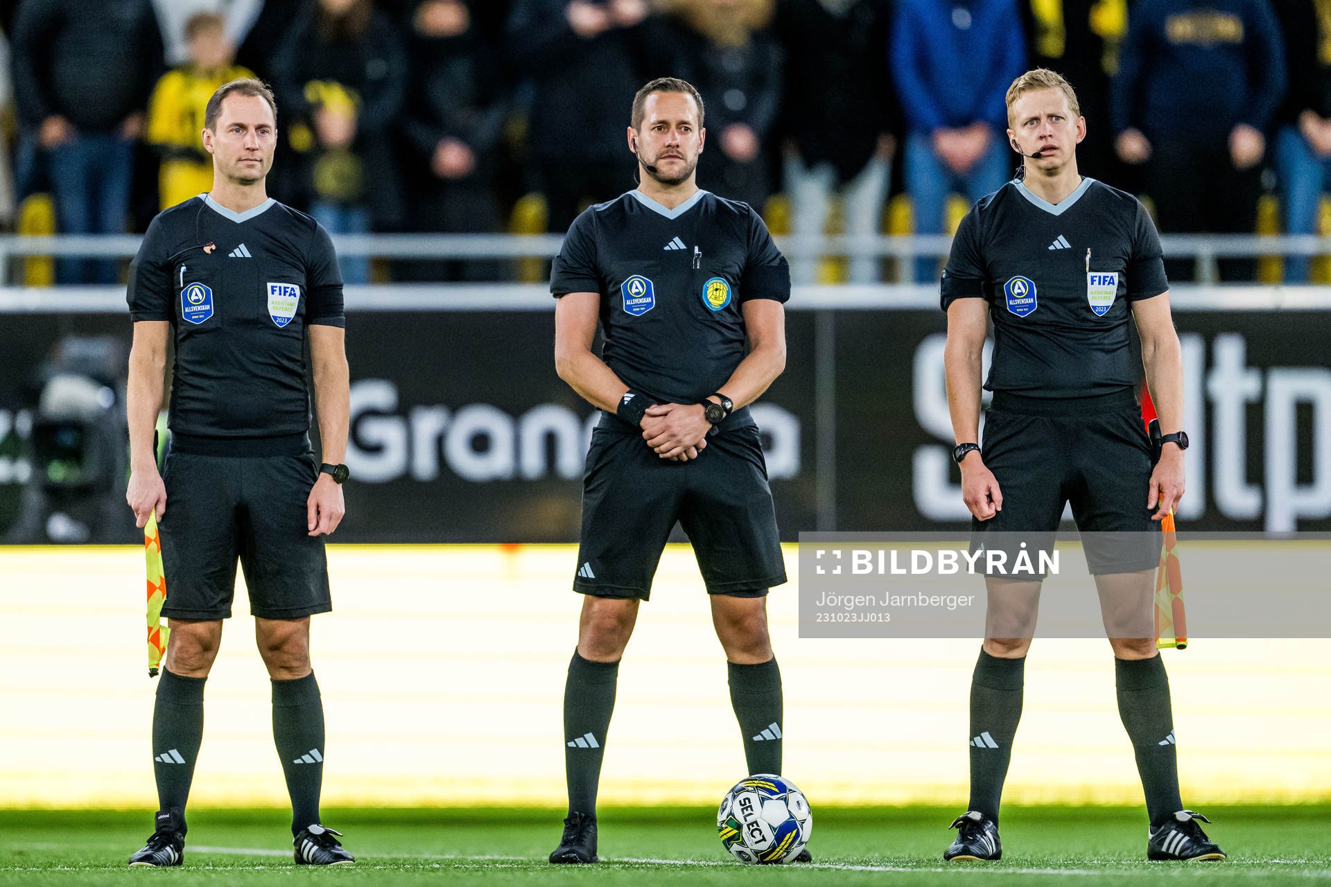 Assisterande domare Mikael Hallin, domare Victor Wolf och