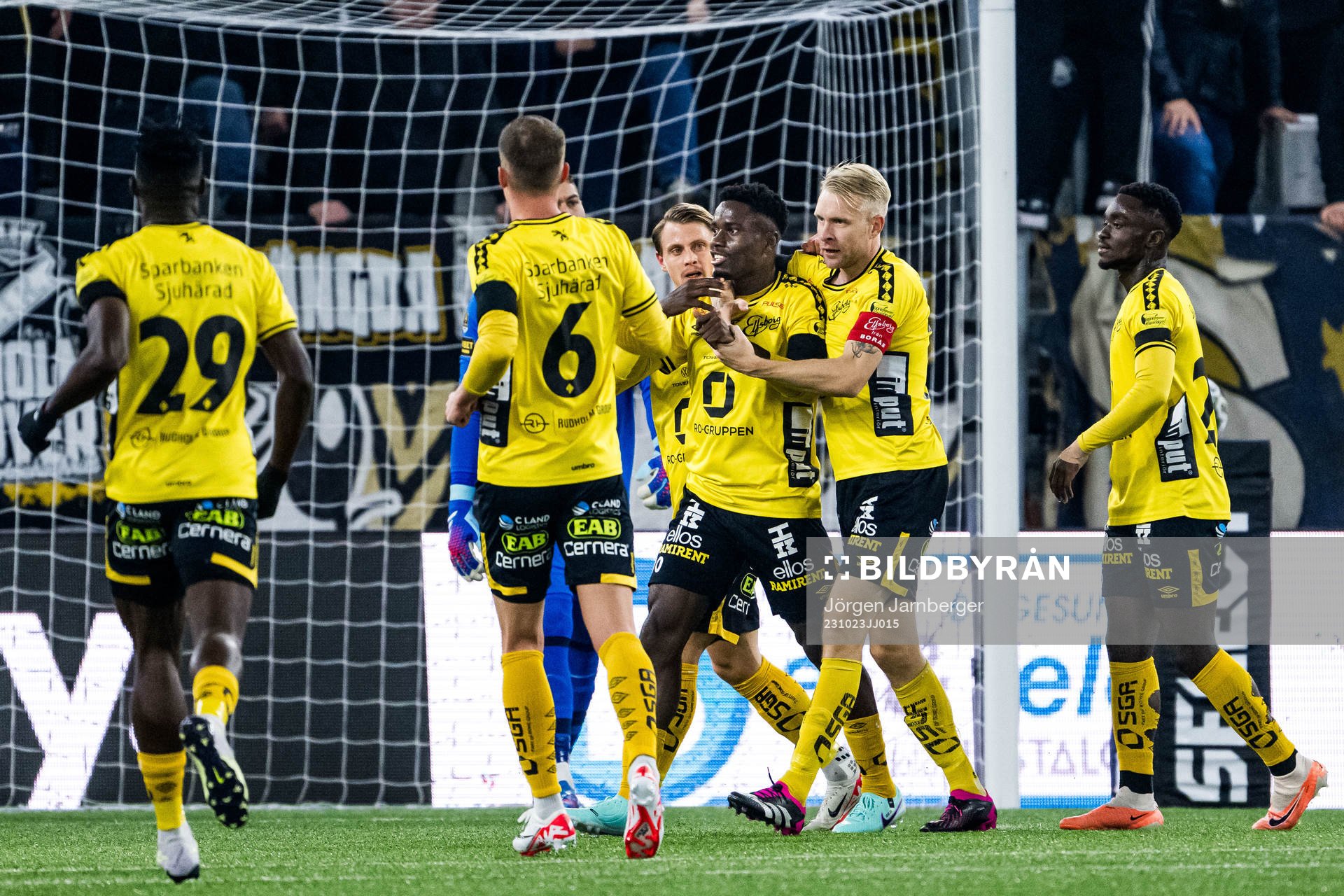 Elfsborgs Michael Baidoo jublar med Elfsborgs Johan Larsson