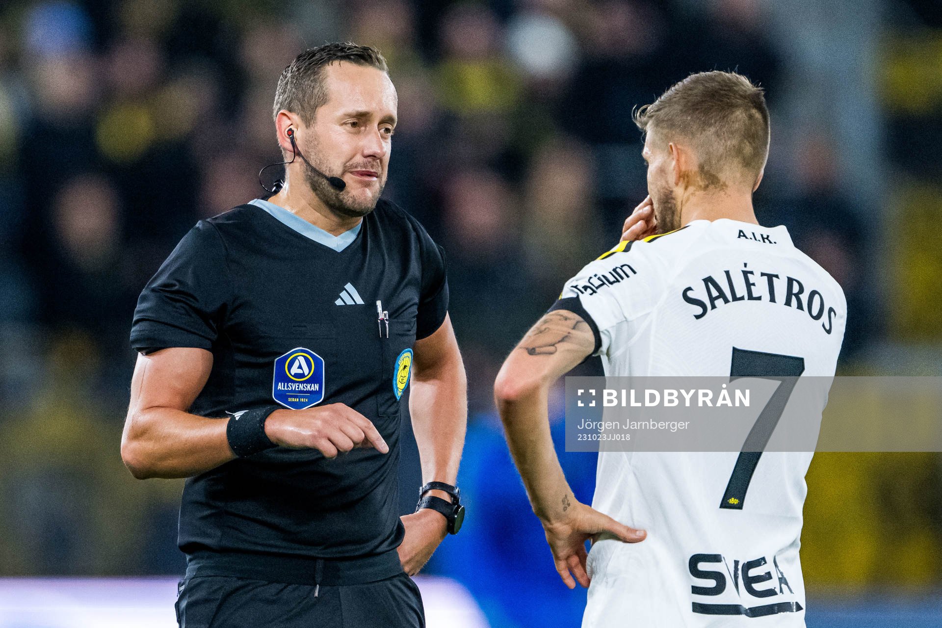 Domare Victor Wolf och AIKs Anton Salétros