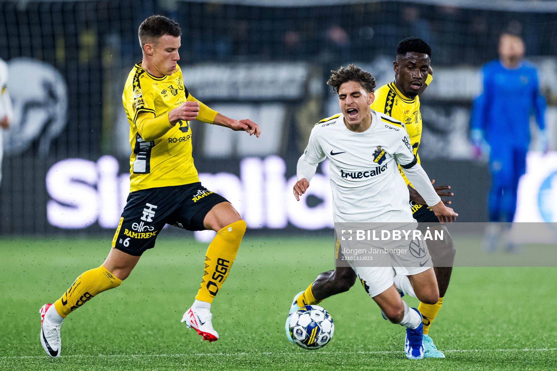 AIKs Taha Ayari mot Elfsborgs Andri Fannar Baldursson och