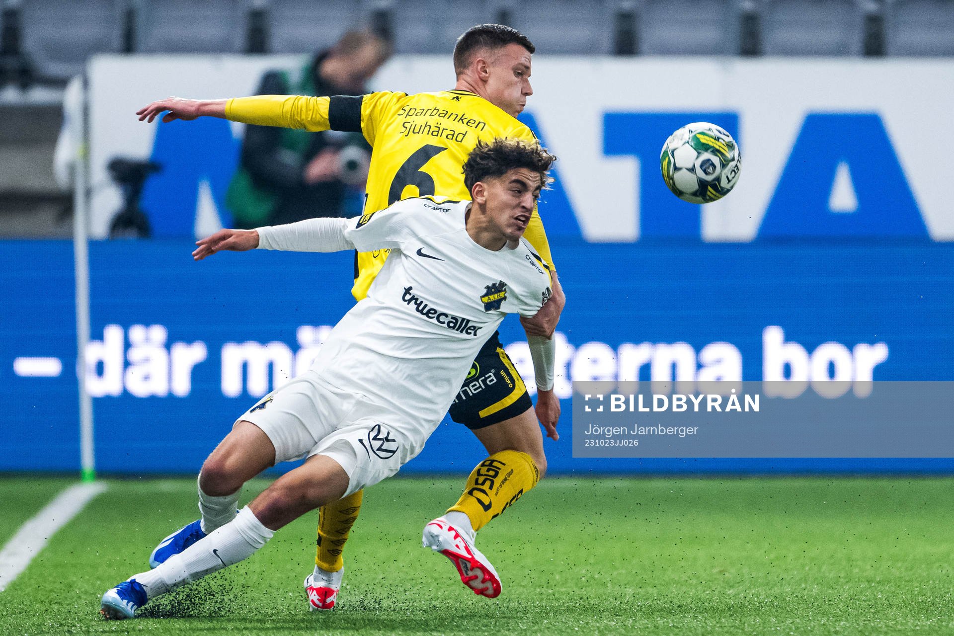 Elfsborgs Andri Fannar Baldursson och AIKs Taha Ayari