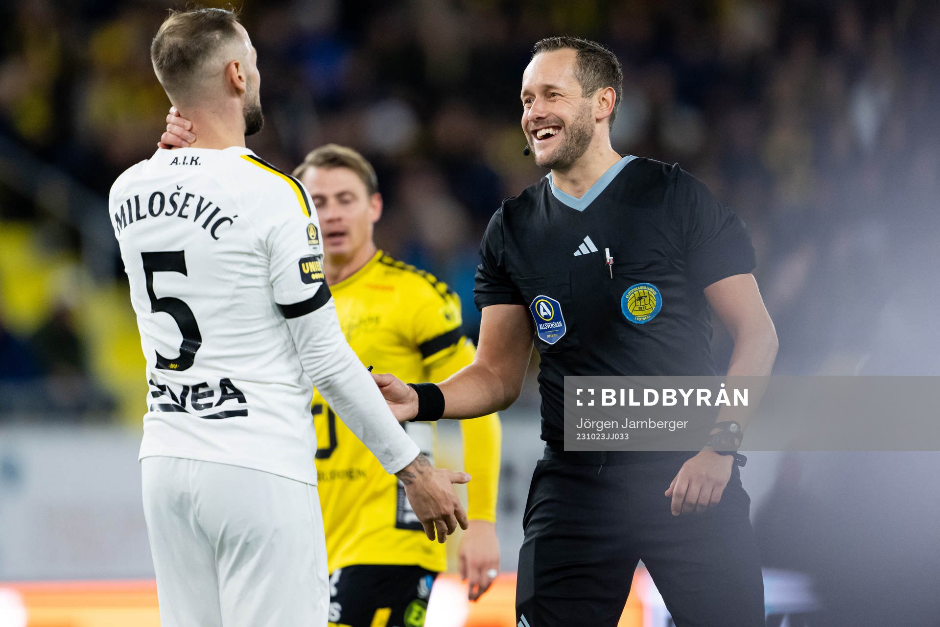 Domare Victor Wolf pratar med AIKs Alexander Milosevic under fotbollsmatchen i Allsvenskan mellan Elfsborg och AIK den 23 oktober 2023 i Borås.