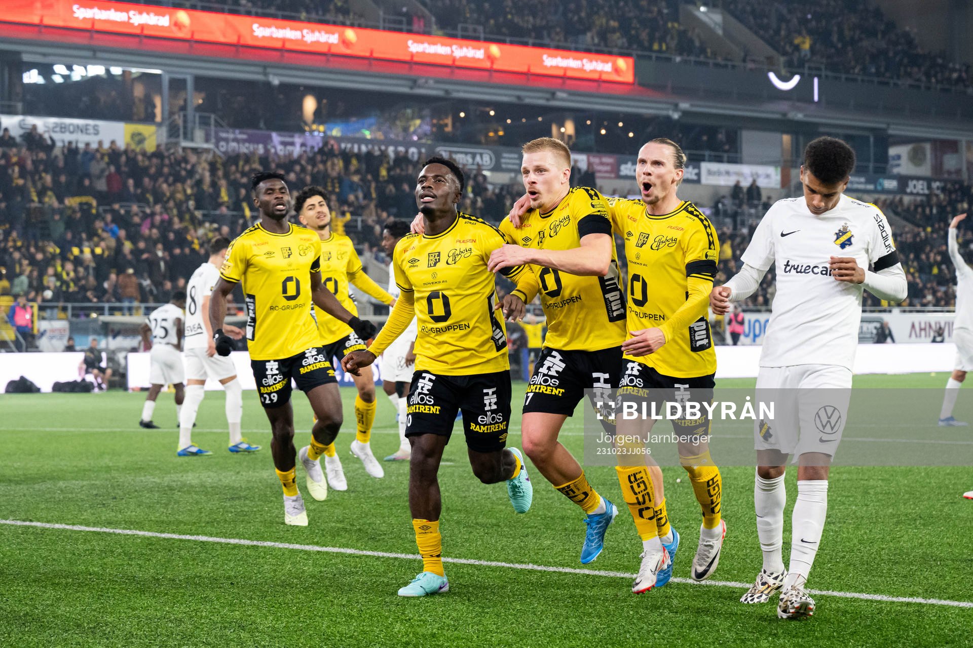 Elfsborgs Michael Baidoo jublar med Per Frick och Niklas