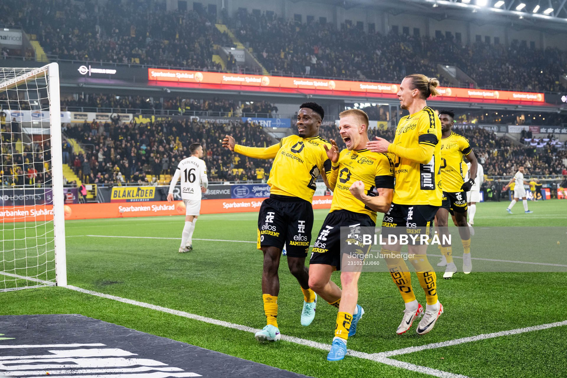 Elfsborgs Michael Baidoo jublar med Per Frick och Niklas Hult efter 3-0 runder fotbollsmatchen i Allsvenskan mellan Elfsborg och AIK den 23 oktober 2023 i Borås.