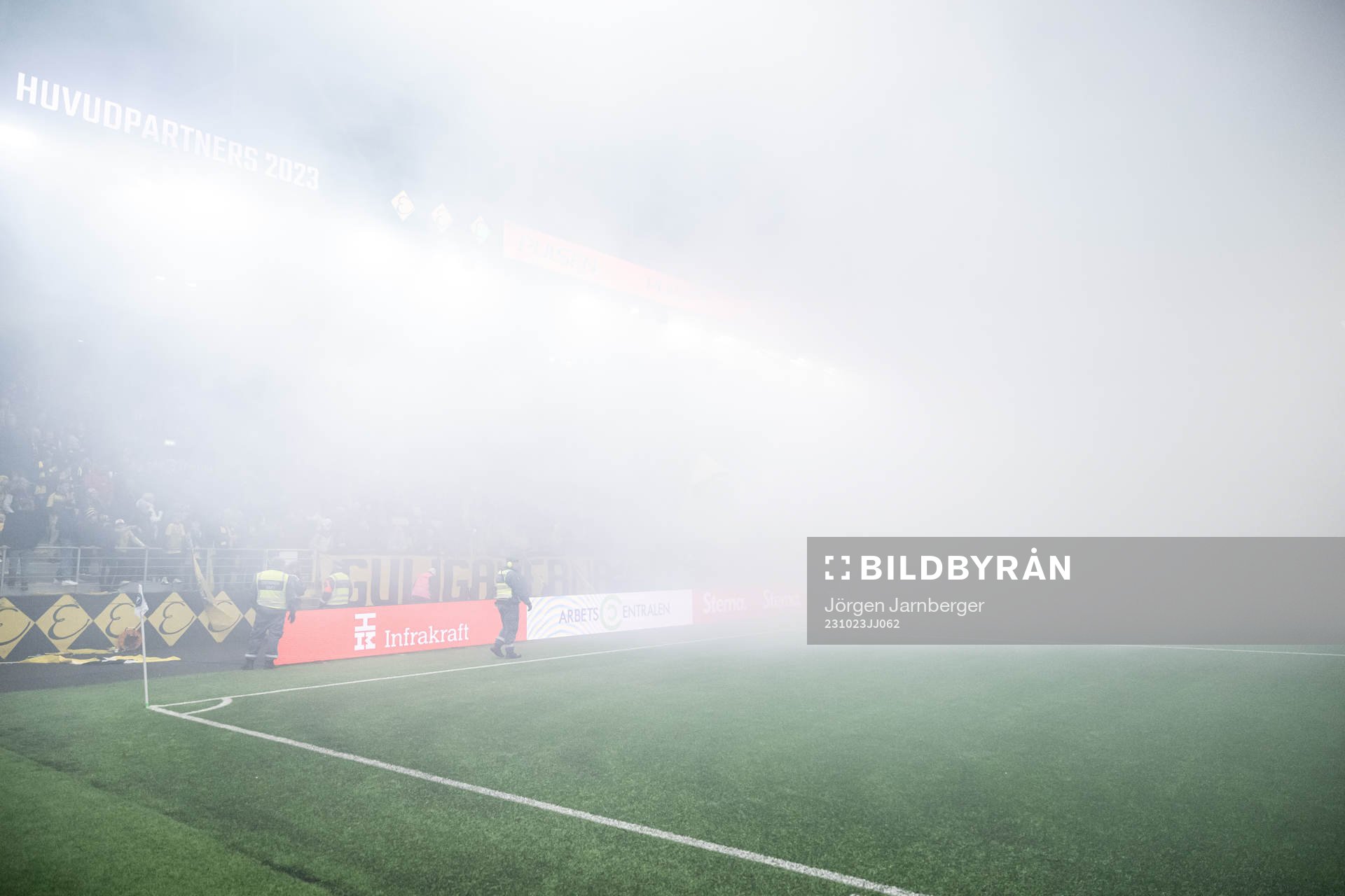 Pyroteknik stoppar tillfälligt spelet