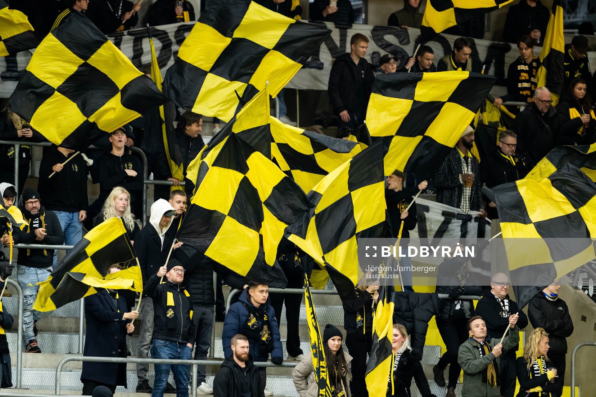 AIKs supportrar på läktaren