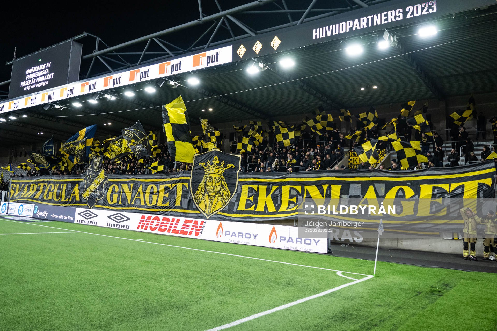 AIKs supportrar med tifo på läktaren