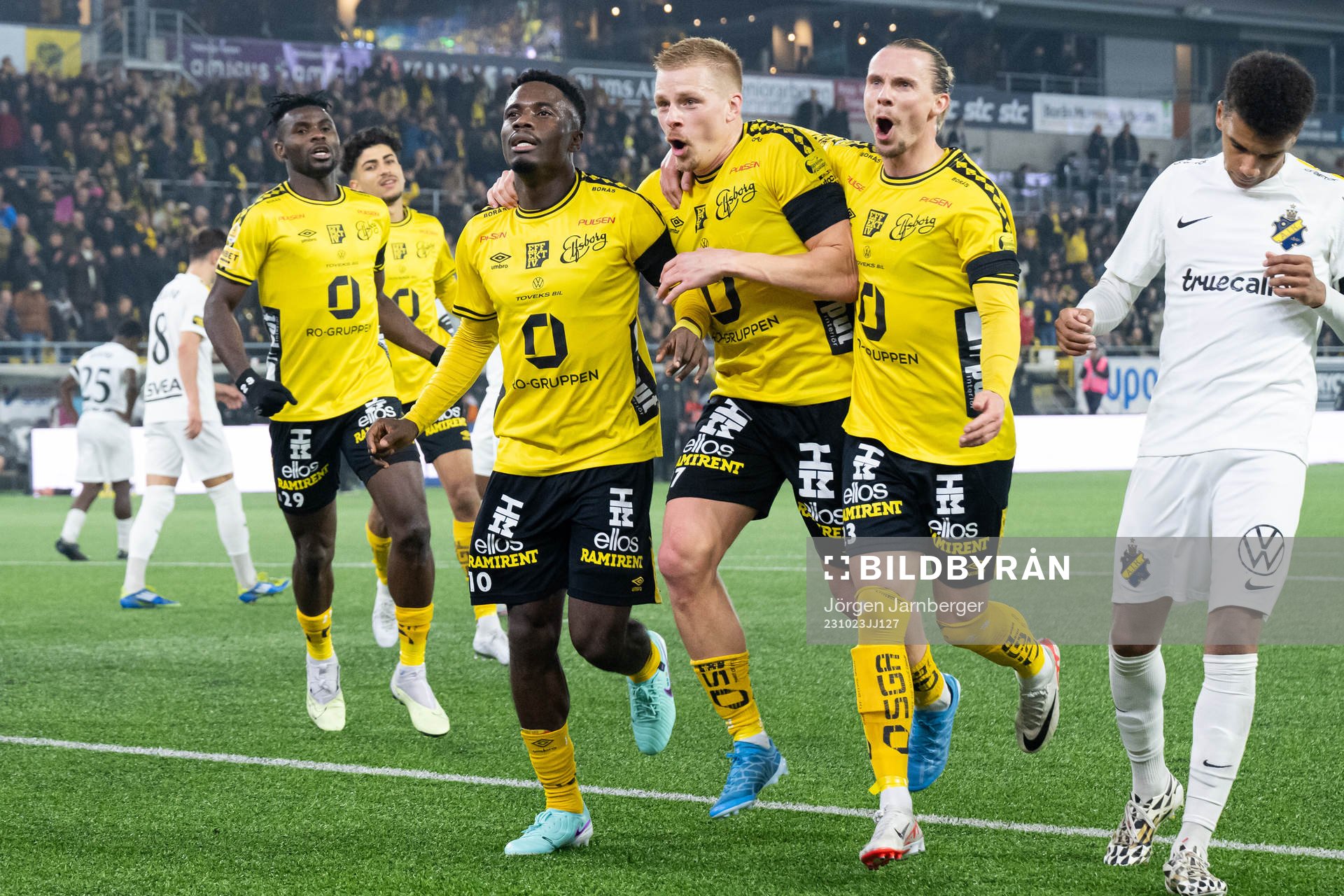 Elfsborgs Michael Baidoo jublar med Per Frick och Niklas Hult efter att gjort 3-0 under fotbollsmatchen i Allsvenskan mellan Elfsborg och AIK den 23 oktober 2023 i Borås.