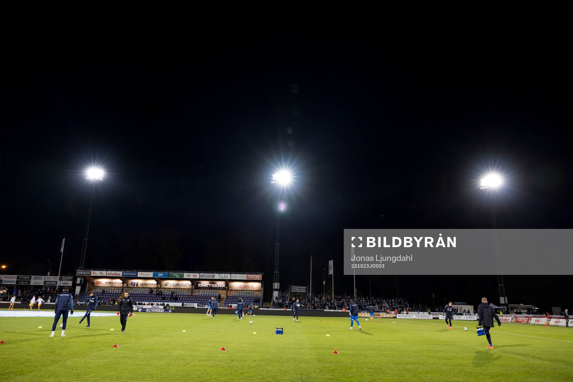 Värnamos spelare värmer upp före fotbollsmatchen i