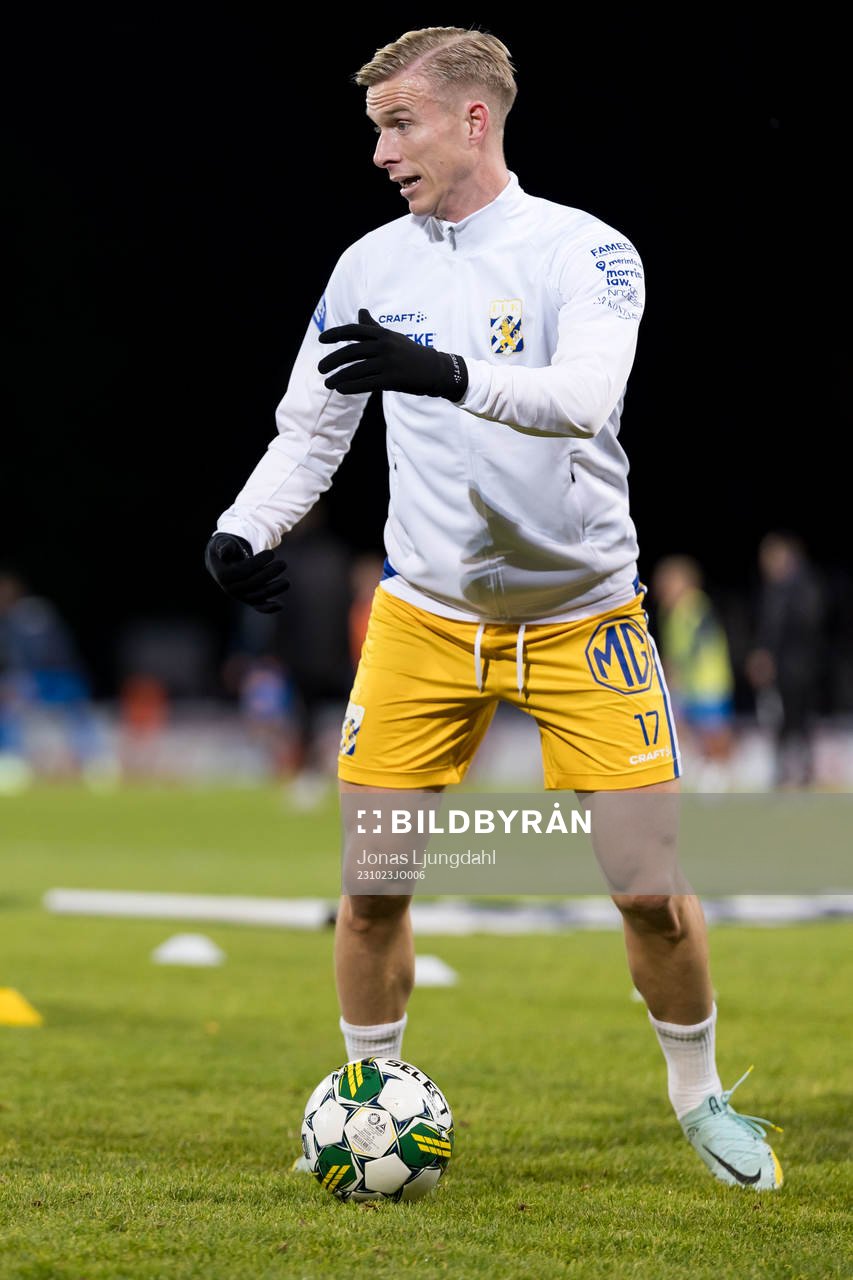 IFK Göteborgs Oscar Wendt värmer upp före