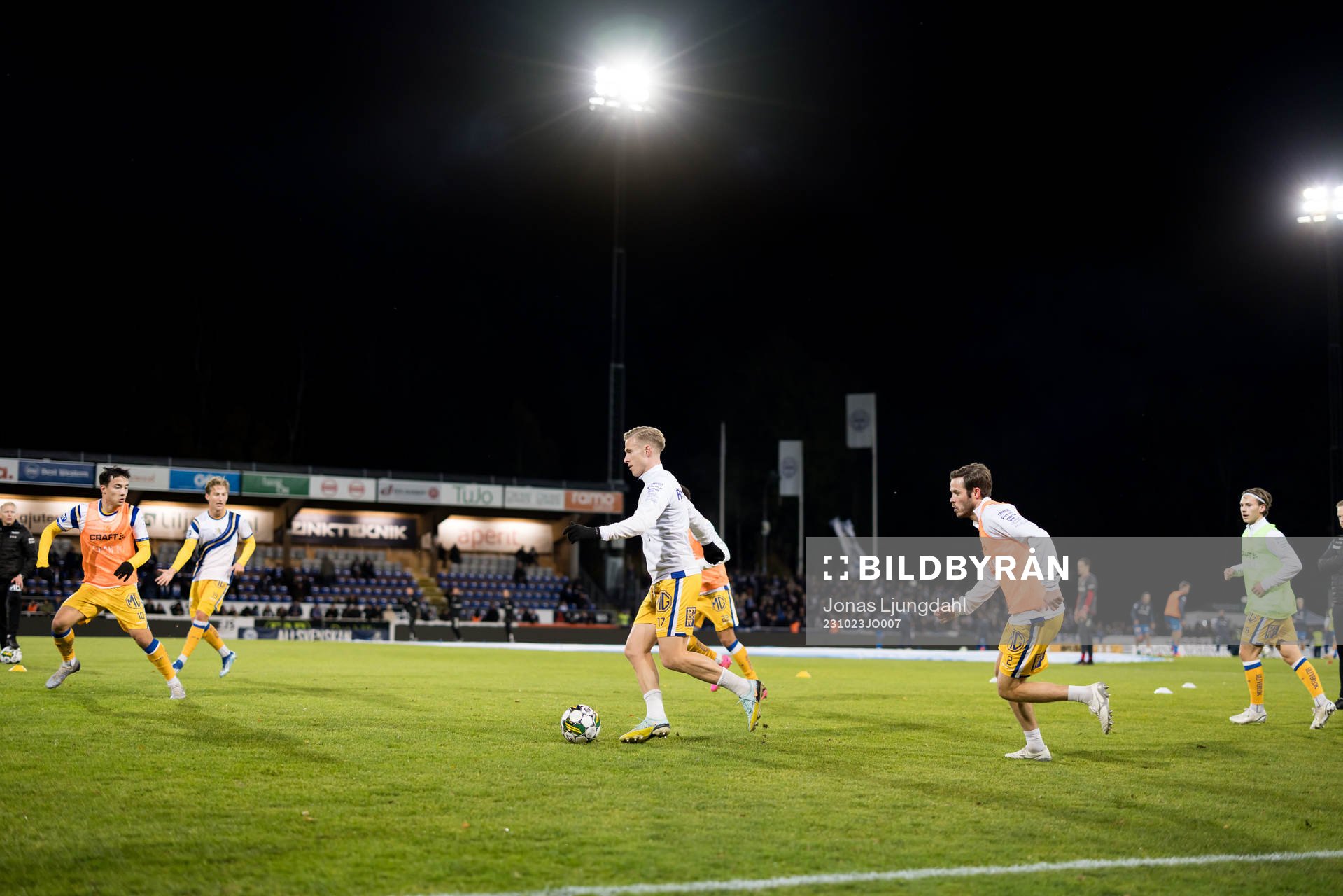 IFK Göteborgs spelare värmer upp före fotbollsmatchen i