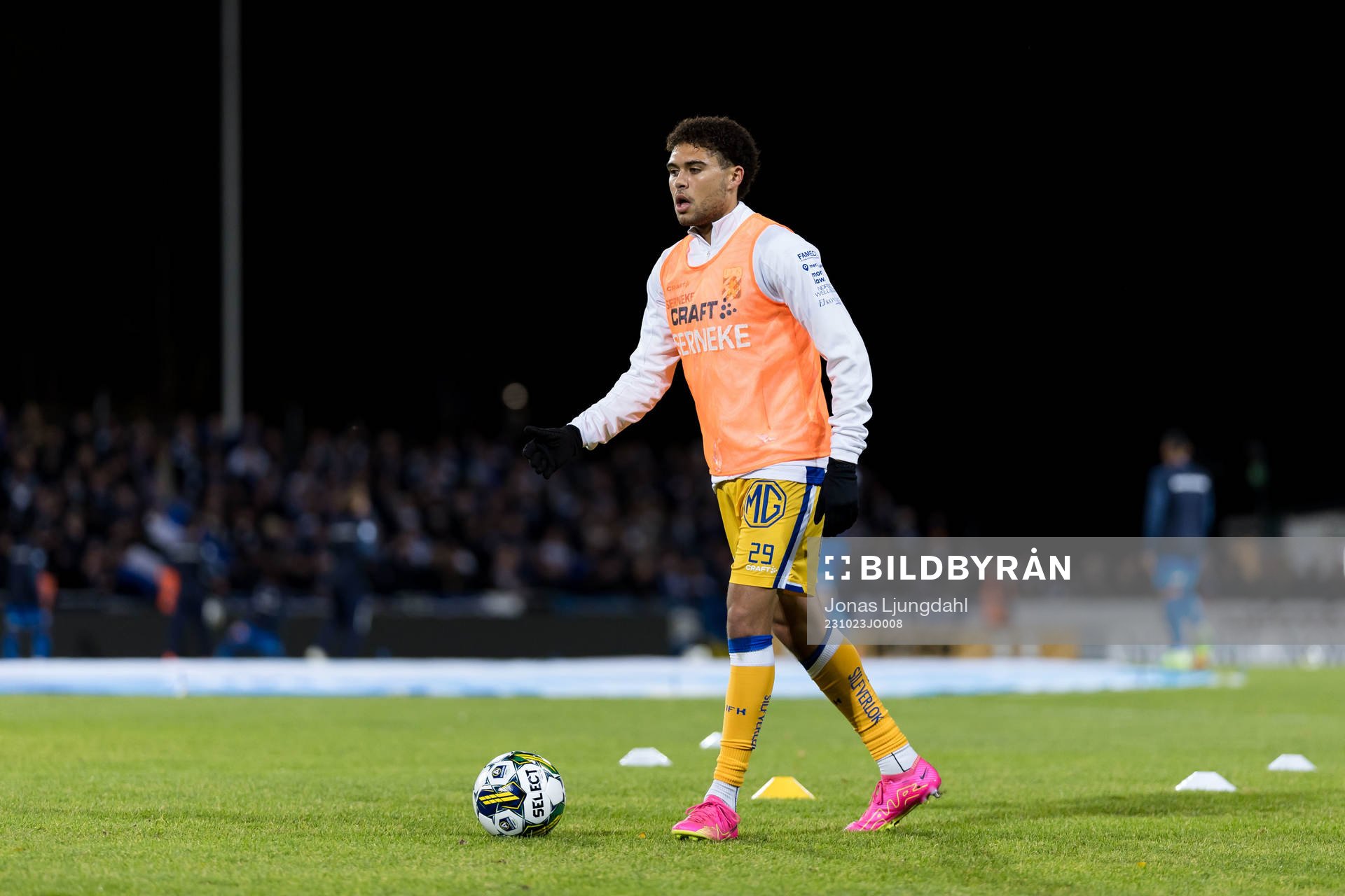 IFK Göteborgs Thomas Santos värmer upp före