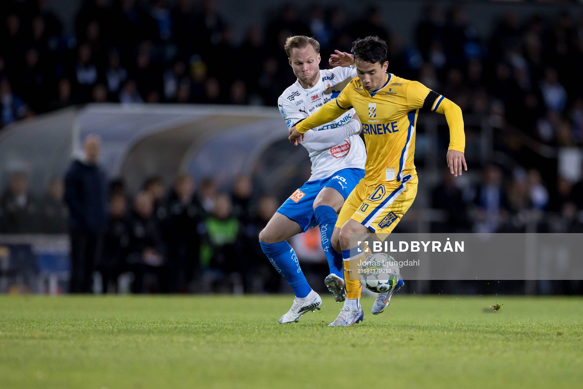 Värnamos Gustav Engvall och IFK Göteborgs Hussein Carneil