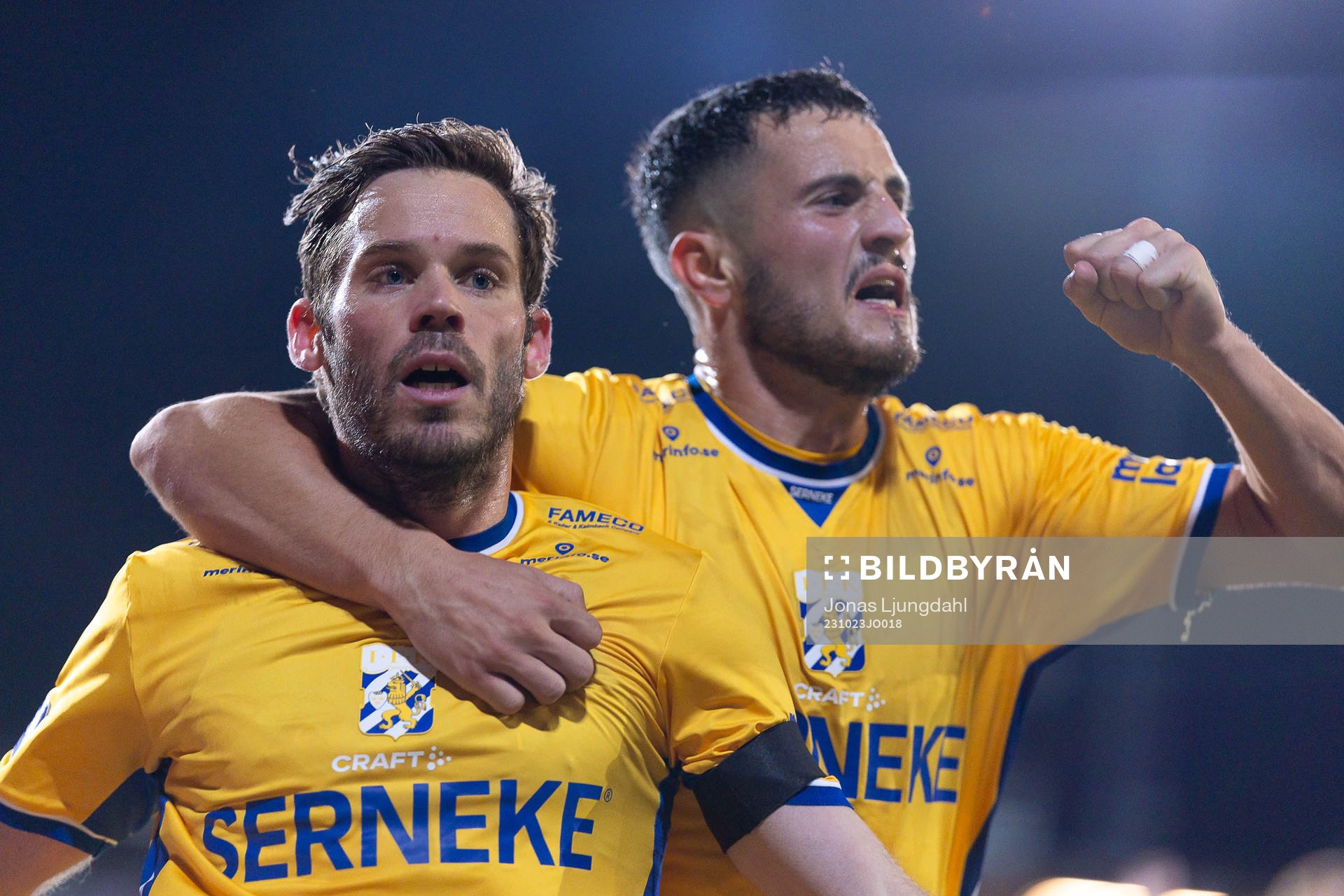 IFK Göteborgs Emil Salomonsson och Astrit Selmani jublar