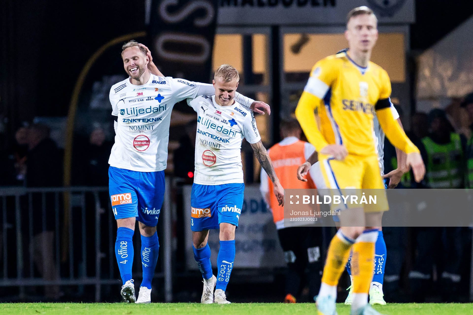 Värnamos Gustav Engvall jublar med Värnamos Viktor Bergh